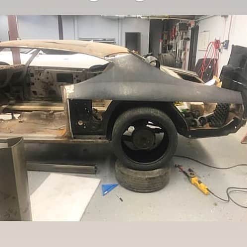 ファンクマスター・フレックスのインスタグラム：「@sixtwelveautoworx getting my @hotchkis #68chevelle #ss396 (138vin) ready for #Sema2019 !!!! Lou/Danny we rolling!! @originalpartsgroupinc with the sheet metal!!! @edelbrockusa powertrain on the way!!! 12bolt rear!!!」