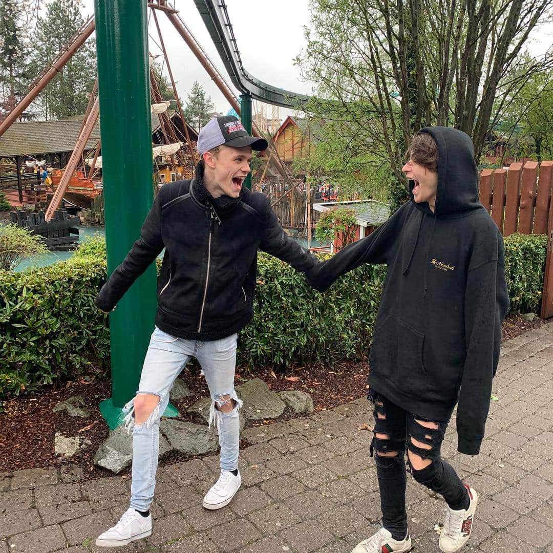 Bars and Melodyさんのインスタグラム写真 - (Bars and MelodyInstagram)「Just skippin’ around living our best life」4月7日 5時17分 - barsandmelody
