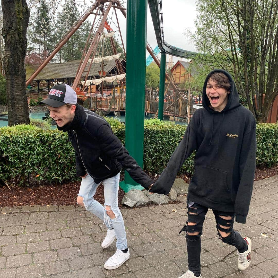 Bars and Melodyさんのインスタグラム写真 - (Bars and MelodyInstagram)「Just skippin’ around living our best life」4月7日 5時17分 - barsandmelody