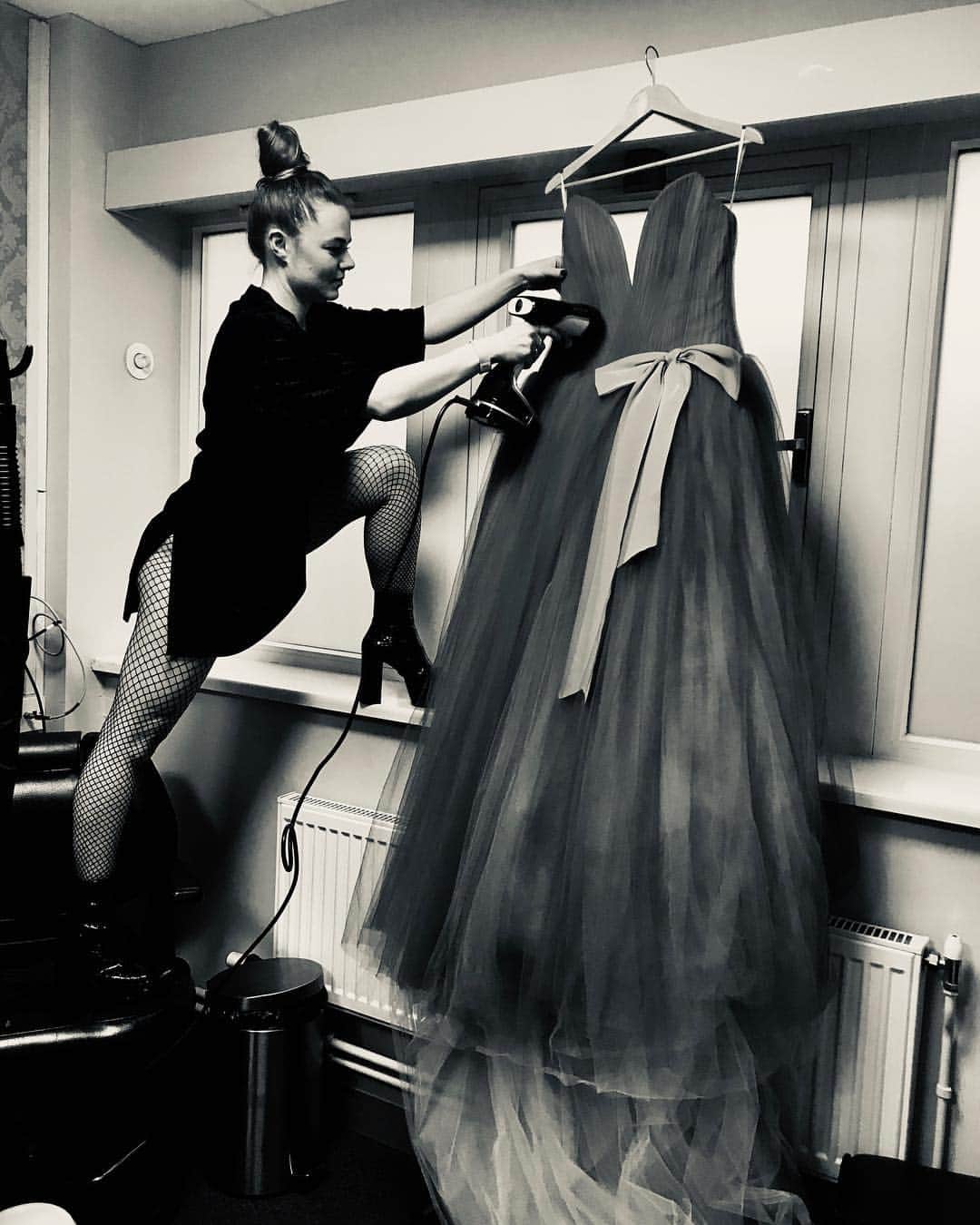 ジェニファー・ハドソンのインスタグラム：「The only way to steam a dress . (@adelepentland @karl_willett ) @thevoiceuk @verawang @verawanggang @theweddinggalleryofficial」