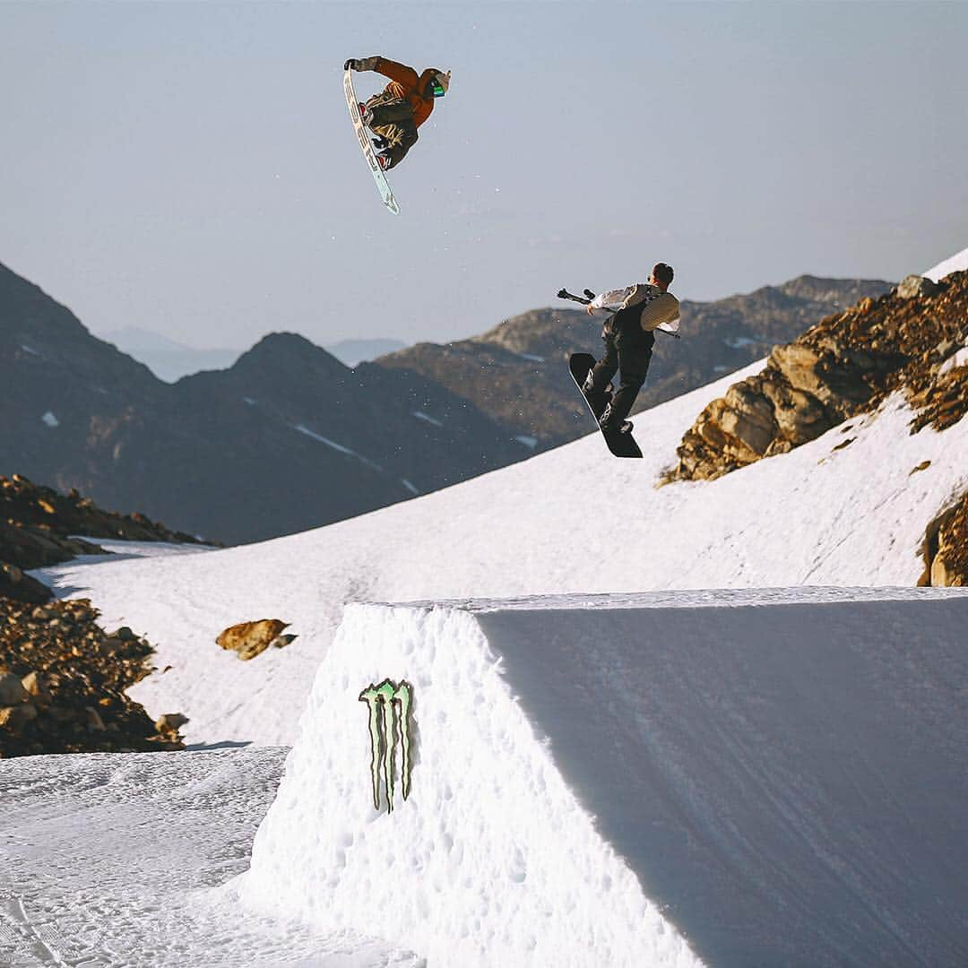 モンスターエナジーさんのインスタグラム写真 - (モンスターエナジーInstagram)「Talk about up close and personal... @gimbalgod goes the distance to showcase @stalesandbech like you’ve never seen before. See it all come together in #StaleLINES dropping on April 8th! 🏂🤘🏻 #Snowboarding #MonsterEnergy #GoPro #POV #Snowboard」4月7日 5時44分 - monsterenergy