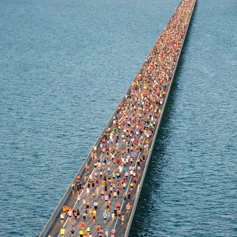 NBC Newsさんのインスタグラム写真 - (NBC NewsInstagram)「Some of the 1,500 participants begin the trek to the highest point over the #FloridaKeys Overseas Highway's longest span during the Seven Mile Bridge Run on Saturday near Marathon, #Florida. . The event features entrants running a course over the convergence of the #AtlanticOcean and #GulfofMexico and helps to raise funds for local youth athletic programs. . 📷 Andy Newman / Florida Keys News Bureau / @afpphoto」4月7日 5時44分 - nbcnews