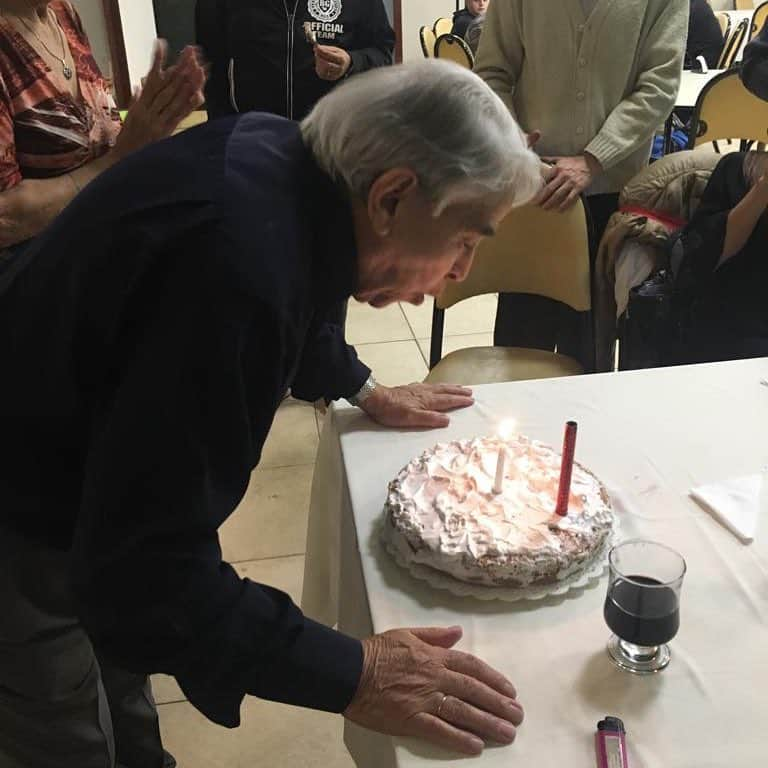 ニコラス・パレハさんのインスタグラム写真 - (ニコラス・パレハInstagram)「Hoy cumple 89 años el número 1 , abuelo querido no te imaginas lo que nos gustaría soplar las velas a tu lado , pero sabes que siempre estamos en tu corazón porque te queremos mucho y te extrañamos más ! Que pases un hermoso día con tanta gente que te quiere tanto ! Muy feliz cumpleaños viejooooo ! Un beso enorme ! 🎂🎁🎉❤️ #abuelo #parejita」4月7日 5時53分 - nicopareja5