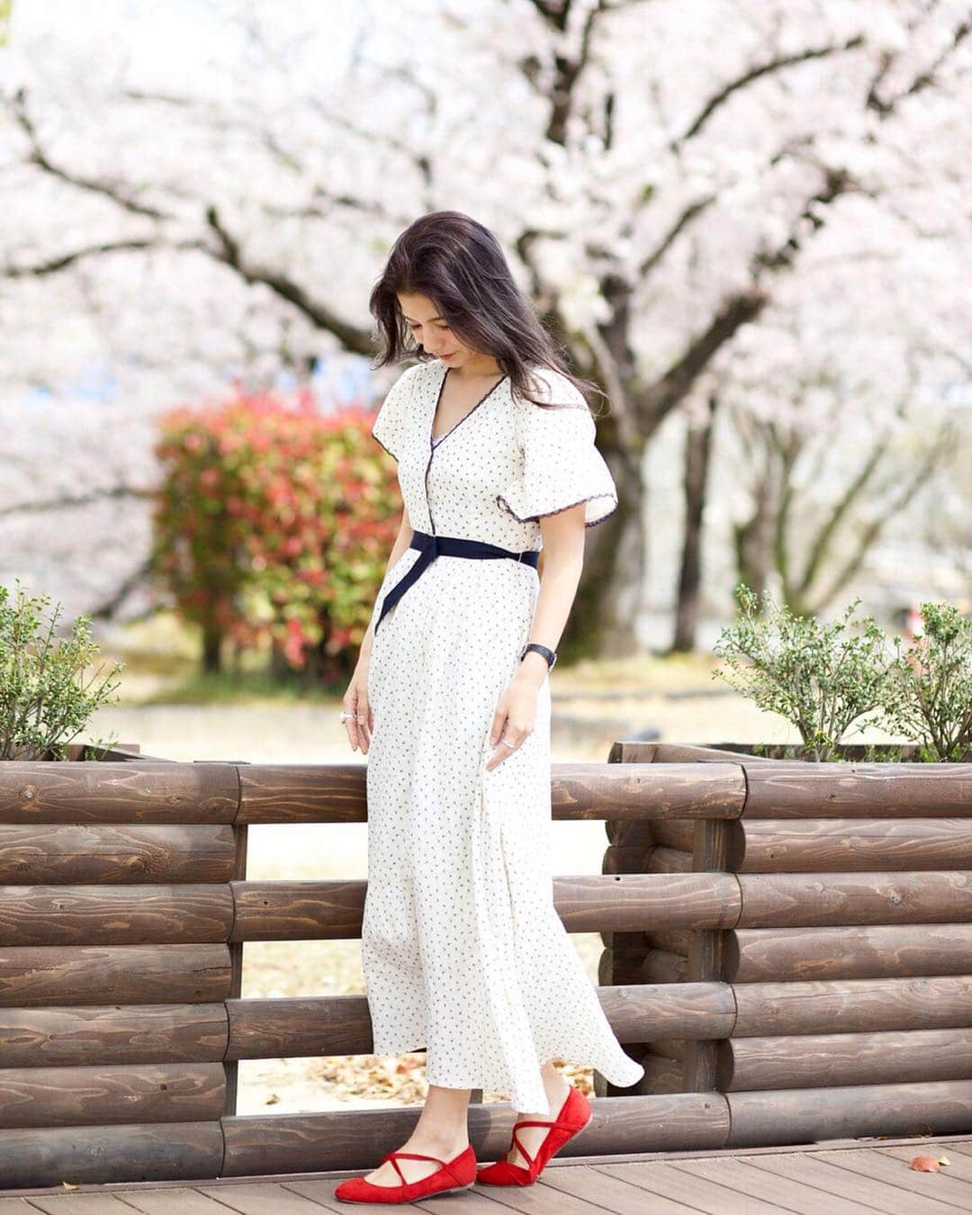 スザンヌさんのインスタグラム写真 - (スザンヌInstagram)「たくさん質問もらってた﻿﻿ 白に薄い花柄のコットンワンピは﻿﻿﻿ @adira_tokyo ﻿﻿﻿ ﻿﻿﻿ トレンチに赤いフラットシューズ🥿❤️﻿﻿﻿ ﻿﻿﻿ 春はこんな感じの服着たくなる💃﻿﻿ ﻿﻿﻿ 熊本城と桜をバッグに撮って﻿﻿﻿ もらった写真🎥﻿﻿﻿ ﻿﻿﻿ どの季節も熊本城は強くたくましく美しいけど、﻿﻿﻿ 桜の季節の熊本城は﻿﻿﻿ さらに美しさが増すよ🏯🌸﻿﻿﻿ ﻿﻿﻿ ﻿﻿﻿ ﻿﻿﻿ #桜﻿﻿﻿ #熊本城﻿ ﻿ ﻿ #早起きは三文の徳 ﻿ #そんな日の思いだし朝投稿﻿ #朝早くから空港でみんな明るく元気に挨拶してくれる﻿ #なんかそうゆうことに頑張ろをもらえる朝」4月7日 5時46分 - suzanneeee1028