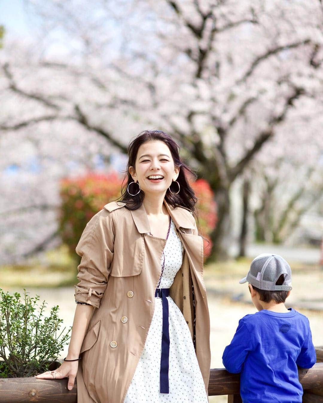 スザンヌさんのインスタグラム写真 - (スザンヌInstagram)「たくさん質問もらってた﻿﻿ 白に薄い花柄のコットンワンピは﻿﻿﻿ @adira_tokyo ﻿﻿﻿ ﻿﻿﻿ トレンチに赤いフラットシューズ🥿❤️﻿﻿﻿ ﻿﻿﻿ 春はこんな感じの服着たくなる💃﻿﻿ ﻿﻿﻿ 熊本城と桜をバッグに撮って﻿﻿﻿ もらった写真🎥﻿﻿﻿ ﻿﻿﻿ どの季節も熊本城は強くたくましく美しいけど、﻿﻿﻿ 桜の季節の熊本城は﻿﻿﻿ さらに美しさが増すよ🏯🌸﻿﻿﻿ ﻿﻿﻿ ﻿﻿﻿ ﻿﻿﻿ #桜﻿﻿﻿ #熊本城﻿ ﻿ ﻿ #早起きは三文の徳 ﻿ #そんな日の思いだし朝投稿﻿ #朝早くから空港でみんな明るく元気に挨拶してくれる﻿ #なんかそうゆうことに頑張ろをもらえる朝」4月7日 5時46分 - suzanneeee1028