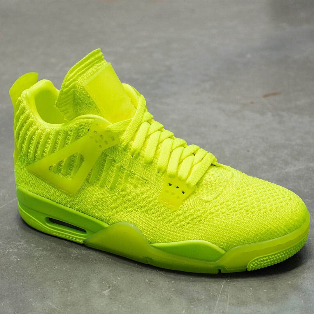 Sneaker Newsさんのインスタグラム写真 - (Sneaker NewsInstagram)「Flyknit returns to the Air Jordan Retro. What do you think about this volt colorway? Each of the four drops will release exclusively in select regions. For a closer look, tap the link in our bio.」4月7日 5時47分 - sneakernews