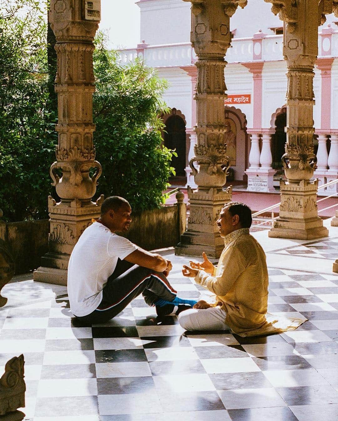 ウィル・スミスさんのインスタグラム写真 - (ウィル・スミスInstagram)「My Grandmother used to say, “God Teaches through Experience”. Traveling to India & Experiencing the colors, people and natural beauty has awakened a new understanding of myself, my Art & the Truths of the world.」4月7日 5時51分 - willsmith