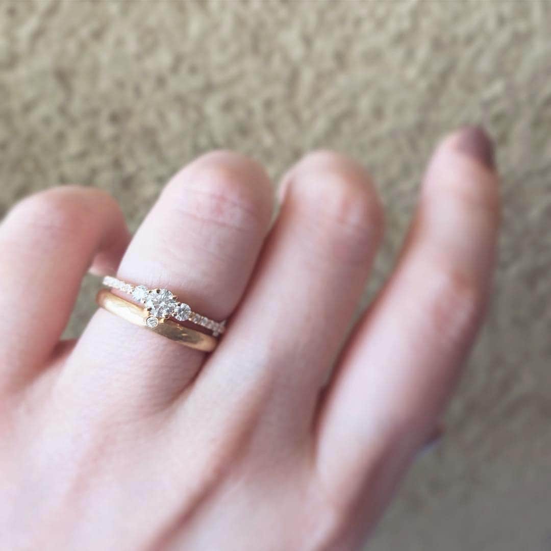 JKプラネット銀座.表参道.福岡|結婚指輪セレクトショップさんのインスタグラム写真 - (JKプラネット銀座.表参道.福岡|結婚指輪セレクトショップInstagram)「💍 @yukahojo_jewelry 華やかななエンゲージリングCometと、手仕事のハンマーの温もりが心地よいマリッジリングPassage of timeの重ねづけ。少し意外な組み合わせですが、重ねるととても素敵な2本です😊 ・ ○Ring stack of the day. Engagement ring "Comet" & weddingband "Passage of time" ・ ・ 【YUKA HOJO ユカホウジョウ】 銀座・表参道・横浜元町・福岡天神・熊本上通 の正規取扱店 JKPlanet（@jkplanet.jewelry ） ☎︎ 03-6280-6927〈JKPlanet銀座本店〉 ☎︎ 03-6447-4383〈JKPlanet表参道店〉 ☎︎ 045-232-4270〈JKPlanet横浜元町店〉 ☎︎ 092-791-9402〈JKPlanet福岡天神店〉 ☎︎ 096-321-6460〈JKPlanet熊本上通店〉 ※5店ともご予約なしで自由にご覧頂けます。 . #JKPlanet #JKプラネット #結婚指輪のセレクトショップ #婚約指輪のセレクトショップ  #横浜結婚指輪 #銀座結婚指輪 #表参道結婚指輪 #福岡結婚指輪 #熊本結婚指輪 #YUKAHOJO #ユカホウジョウ #婚約指輪 #エンゲージリング  #結婚指輪 #マリッジリング #エンゲージ #マリッジ #リング #ブライダルリング #ブライダルジュエリー #結婚指輪探し #結婚指輪選び #婚約指輪探し #指輪探し #プロポーズ #婚約 #ブライダルリング #プレ花嫁 #日本中のプレ花嫁さんと繋がりたい #weddingring #jewelry」4月7日 11時25分 - jkplanet.jewelry