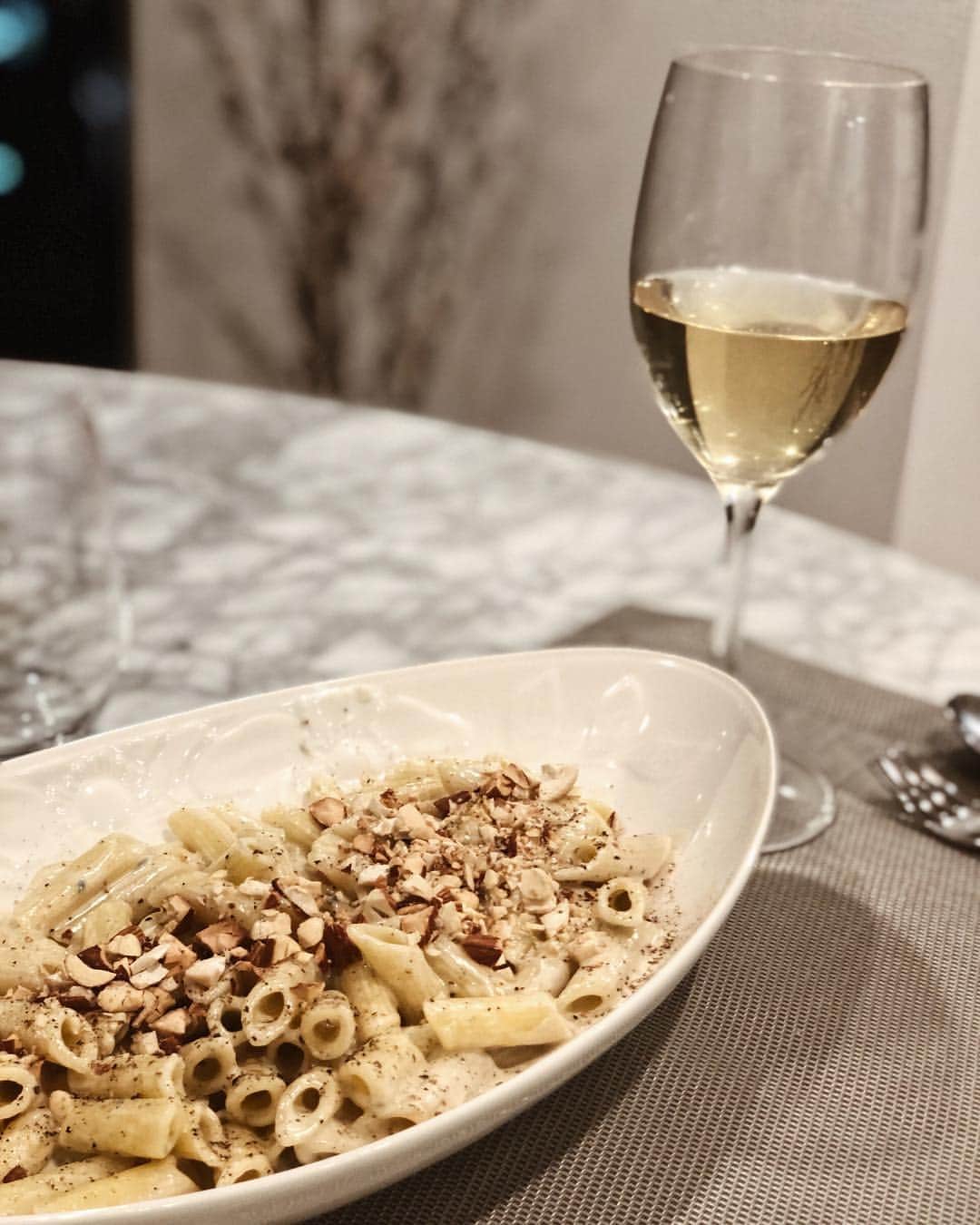 のインスタグラム：「一昨日は久しぶりのキッチン辰巳🤤💕 なっちゃんが遊びに来てくれて お料理作ってくれたのー♡ 美味しかったぁ😭♡ 美味しいお料理と美味しいワインを飲みながら 楽しいお家ご飯でした☺️🌸 ありがとうー♡♡♡ ・ ・ ・ ・ #cooking#homemade #home#dinner#夕飯#キッチン辰巳#selfie」