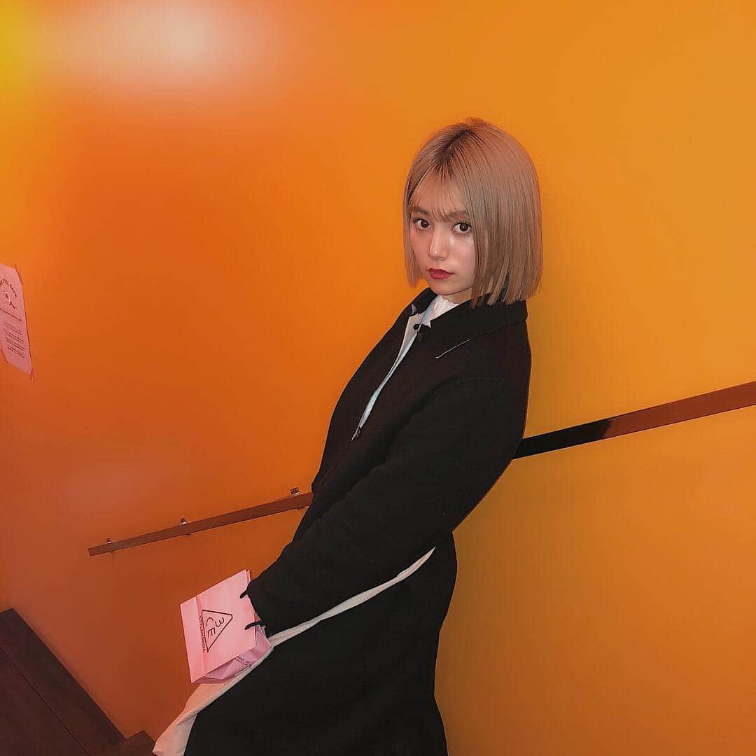 浪花ほのかのインスタグラム：「、 、 、 私の好きなオレンジ #stylenanda  の壁で  #3ce #明洞」