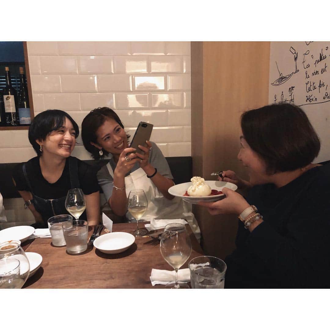 高山都さんのインスタグラム写真 - (高山都Instagram)「紀子ママに貰ったれんこんご飯でおはようございます。 めっちゃおいしい😳 今度、作り方教わろう。 昨夜は、仲良しむらちょ @muramuramuracho のママが上京ということで、みんなで @aurelio_shibuya でディナー🍽 紀子さん念願のブッラータ🍓はじめ、相変わらず最高に美味しくて楽しい時間でした。 とよちゃん夫妻、らもさん、ニコニコメンツだったね。 母娘でお酒飲めるなんて、ステキよねー。 ようこそ、東京の日に一緒に過ごせて嬉しかったー。 #みやれゴハン #おはよう #東京 #なんだかワタシも母に会いたくなった」4月7日 11時20分 - miyare38