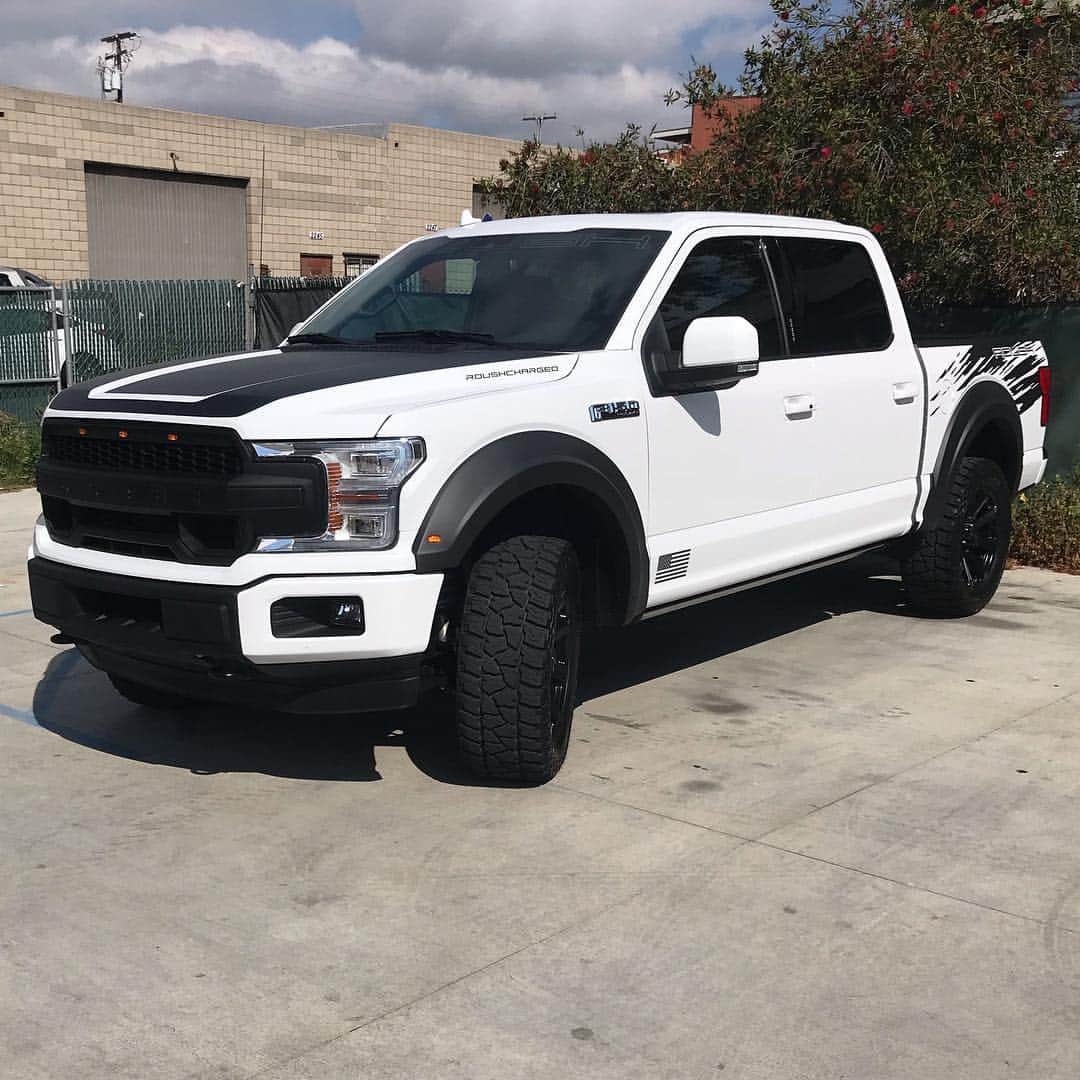 ストーン・コールド・スティーブ・オースチンのインスタグラム：「THE @roushperformance FORD F-150 SC  This morning I got on the Mean Streets of Los Angle Eze in the @roushperformance F-150 SC. I headed down the 405 to Long Beach to check this truck out. First time I have driven a supercharged 5.0. The engine makes 650hp and 610lb/ft of torque. Saying this truck is a blast to drive is an understatement. It flat out hauls ass and handles great.  Gotta find a cameraman for tomorrow. Driving the truck for one week. To be continued... @roushperformance  @jackroushjr  @kahnmedia」