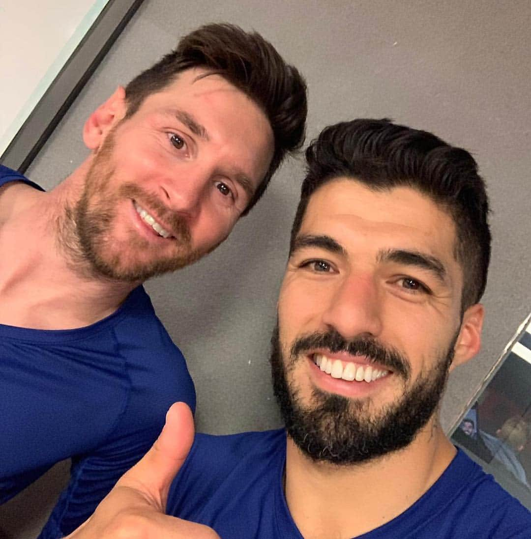 ルイス・アルベルト・スアレスさんのインスタグラム写真 - (ルイス・アルベルト・スアレスInstagram)「⚽⚽💪💪 VAMOSSSSSSSSSS 🔵🔴 Grande equipo 👏👏 @leomessi 👌👌👌」4月7日 5時59分 - luissuarez9