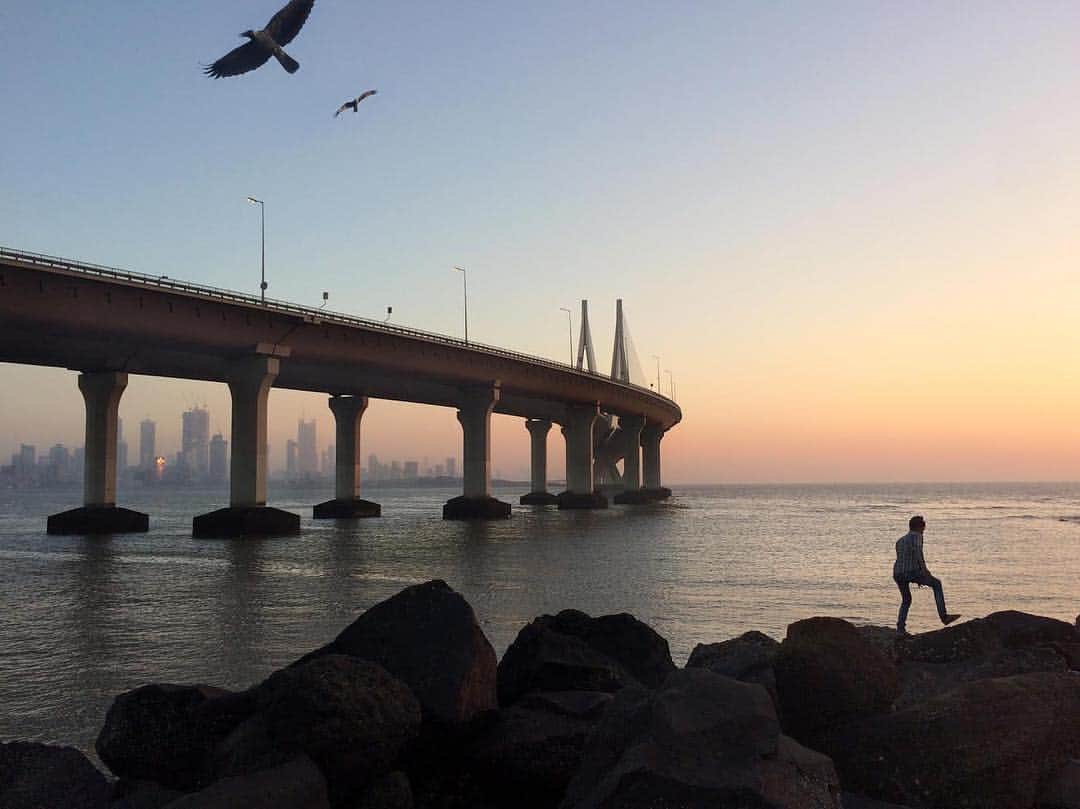 thephotosocietyさんのインスタグラム写真 - (thephotosocietyInstagram)「Phone photo by @gabrielegalimbertiphoto /// Sunset light in Mumbai, India - The Bandra–Worli Sea Link is the main bridge of the city. It links the Western Suburbs to Nariman Point in Mumbai's main business district. The sea-link reduces travel time between Bandra and Worli during peak hours from 60–90 minutes to 10 minutes - Picture taken from the Bandstand Fort /// #mumbai #india #sunset #sealink #bridge #traffic」4月7日 6時00分 - thephotosociety