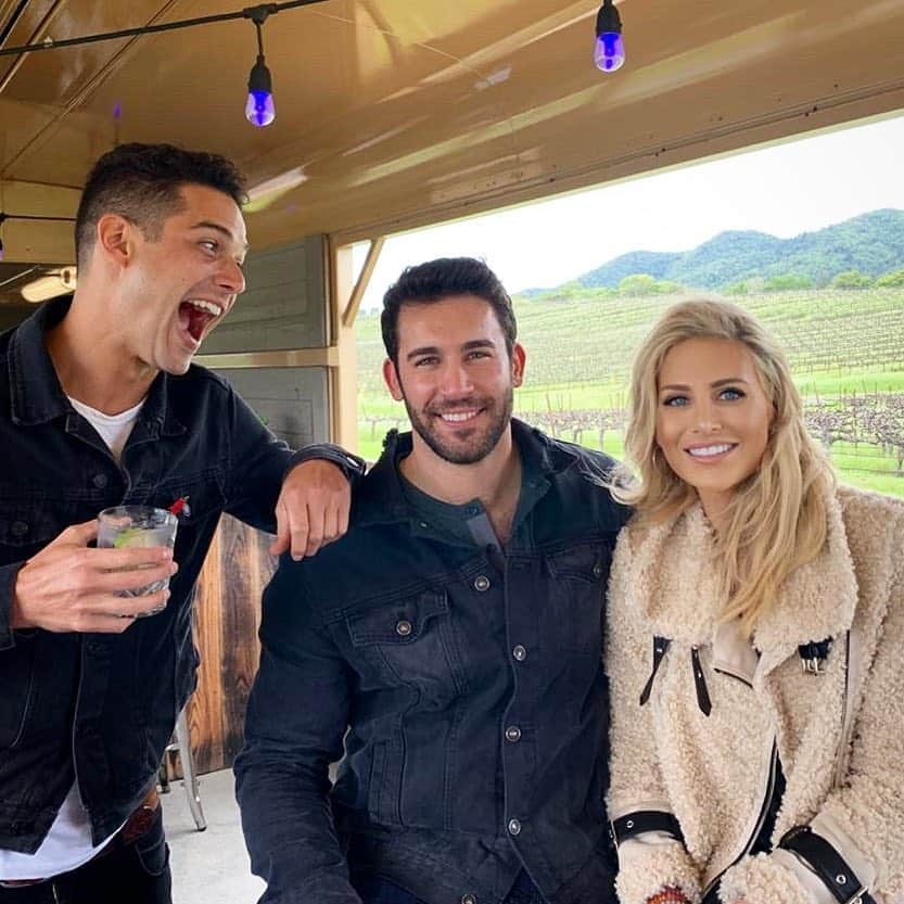 ステファニー・プラットのインスタグラム：「Wine train wreck...」