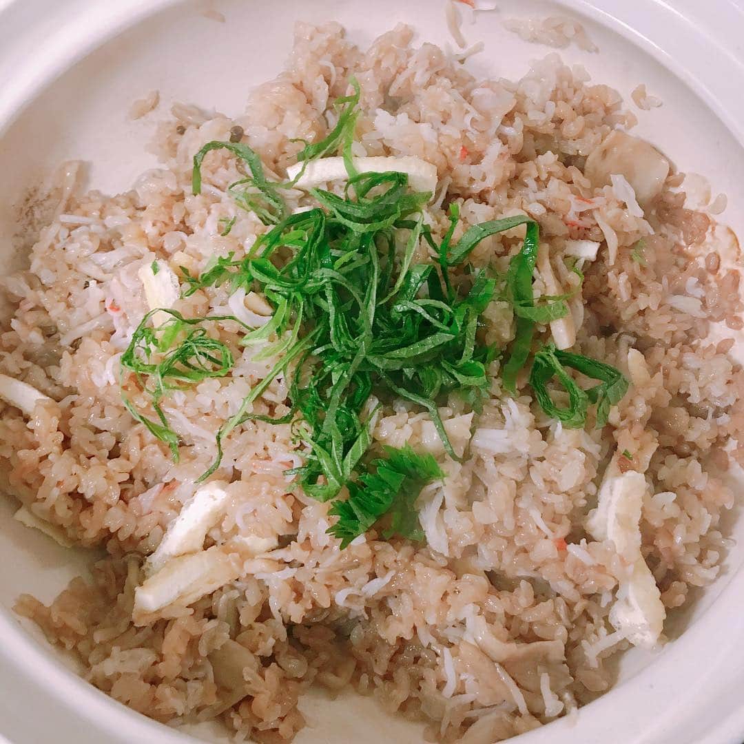 のインスタグラム：「土鍋で炊き込みごはんやったのは初めてだったんだけど、普通に炊けました。『きのう何食べた？』見てたら食べたくなっちゃったおともだちのリクエスト。 具はカニカマと油揚げときのこ。 #おうちごはん #炊き込みごはん #おうちごはん金巻」