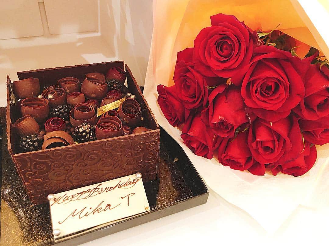 MIKAさんのインスタグラム写真 - (MIKAInstagram)「#backtowork 🔥 WONDER NIGHT @agehatokyo ありがとうございました!!✨ 大盛り上がりでしたね😍😍 そして、いつも応援して下さるファンの方から今年最速のバースデーケーキを頂いちゃいました🎂🥺❤️❤️ 大好きな薔薇の花束まで🌹😭🙏 本当にありがとうございます涙 チョコレートケーキはみんなで美味しく頂きました(๑>◡<๑) この後サプライズがあって…笑 また更新します🤣🙈💭 ツアーから帰国後最初のステージだったので久々に会えた人が沢山いて嬉しかったです💋 #cyberjapan #ageha_tokyo #edx #mikewilliams #party #ageha #nightclub #サイバージャパン #アゲハ」4月7日 6時18分 - cjd_mika
