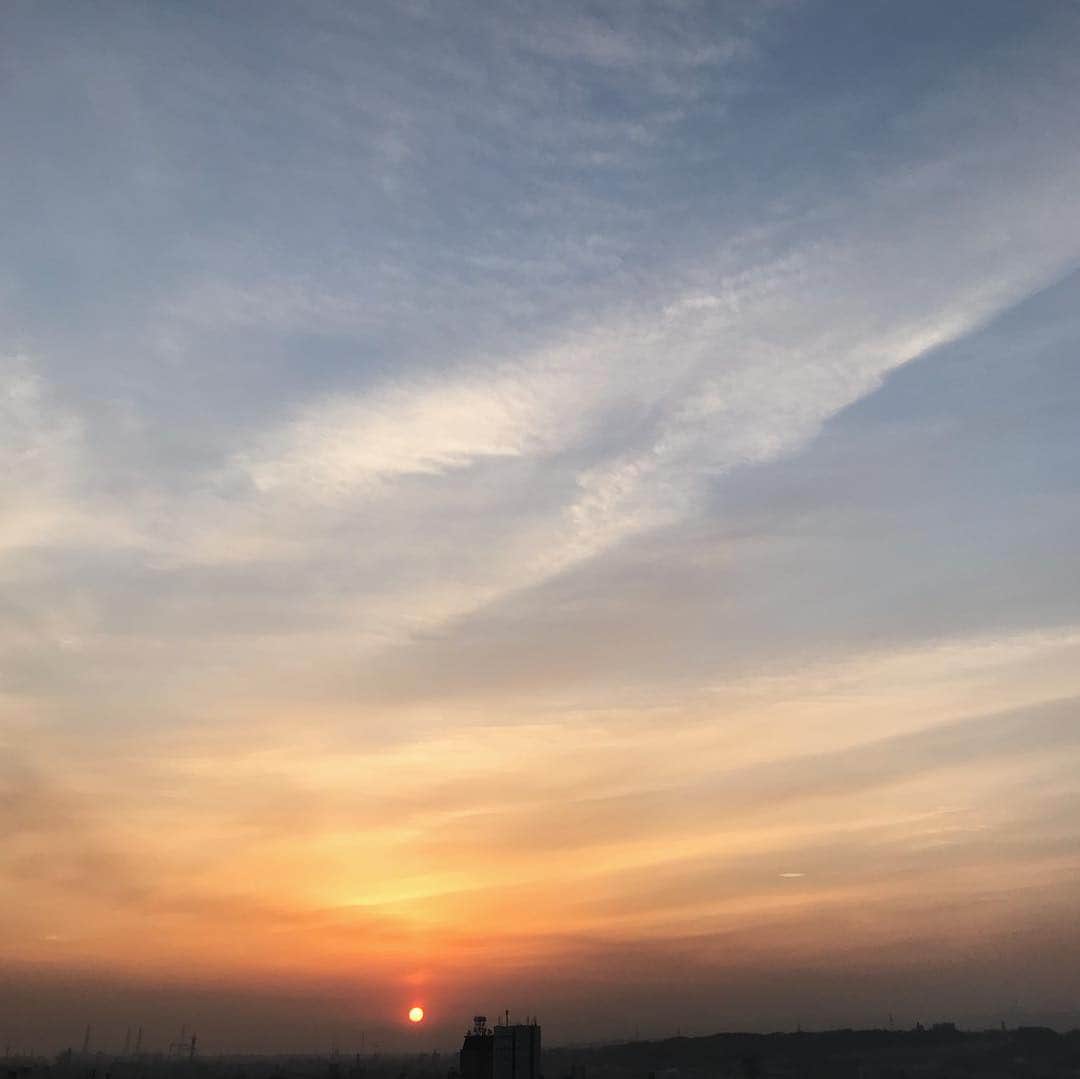 齊藤美絵さんのインスタグラム写真 - (齊藤美絵Instagram)「この空を目の前に、 エネルギーを調える朝の時間。  マインドフルネスに大切なのは、 今、ここ＝ 地球の上に生きている喜びを 感じて朝を迎えること。  太陽が昇るにつれどんどん表情を変えて行く空に感動して、 目も頭も心もシャキッとクリアに✨  ナチュラルビューティスタイリスト検定のテキストにもあった 睡眠のことや朝時間の過ごし方。 呼吸の仕方。  暮らしに取り入れると 良い変化が生まれていく。  楽になる。 楽しくなる。  朝起きるのがワクワクする。 そんな一日の始まり☀️ #朝 #日曜日 #sunrise #空 #ナチュラルビューティスタイリスト #ナチュラルビューティスタイリスト検定 #マインドフルネス #地球に寄り添った暮らし方 #朝時間 #エネルギー調整 #howtobeawesome #howtobeawesometoday #ツタエルヒト。」4月7日 6時18分 - saitomie