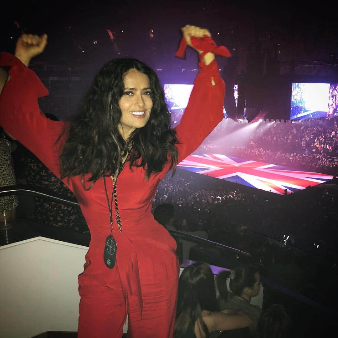 サルマ・ハエックさんのインスタグラム写真 - (サルマ・ハエックInstagram)「About last night! The amazing @champagnepapi concert!! #london  En el increíble concierto de @champagnepapi #londres」4月7日 6時21分 - salmahayek