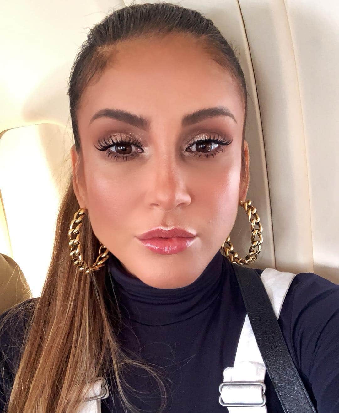 Claudia Leitteのインスタグラム：「Oi, Maringá! Fiz essa maquiagem pra você! A “nenenzinha” chegou nesse Paraná massa! E tá com fogo, hein? #CalouroFolia vai ser demais!」