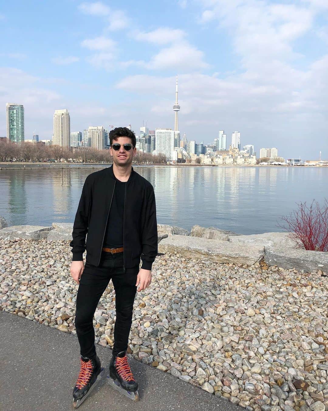 ハビエル・ラジャのインスタグラム：「I guess I can’t ice skate anymore ⛸ ☀️ 🤗」