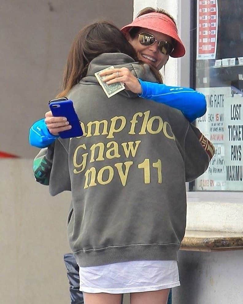E! Onlineさんのインスタグラム写真 - (E! OnlineInstagram)「Lori Loughlin was seen out with her daughter for the first time since she was arrested and charged in the college admissions scandal. Link in bio for updates on the case since her hearing. (📷: Backgrid)」4月7日 6時34分 - enews