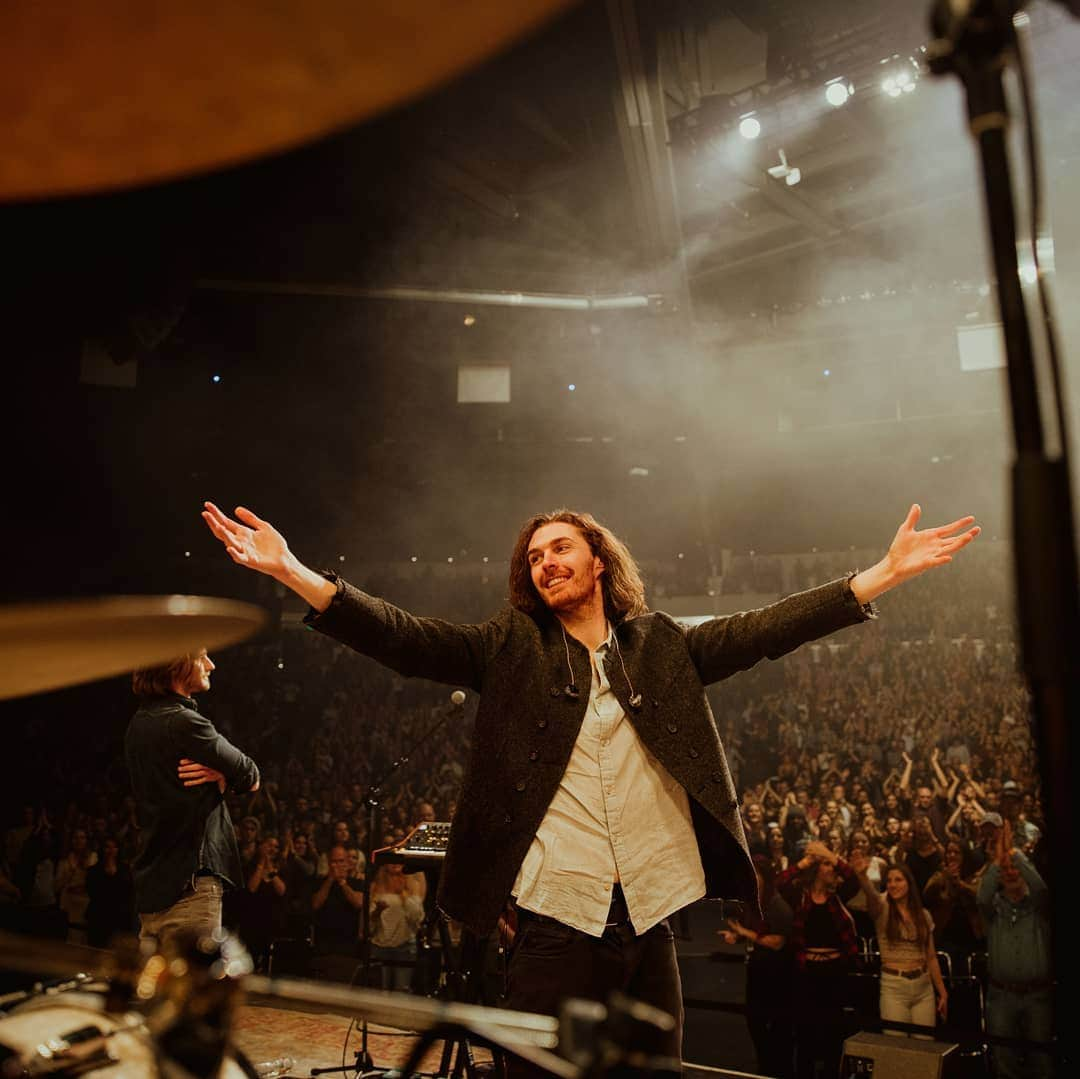 ホージアさんのインスタグラム写真 - (ホージアInstagram)「Was blown away by the crowd at the @bellcotheatre last night, so good to be back in Denver. 📸 @ChristianTierney」4月7日 6時35分 - hozier