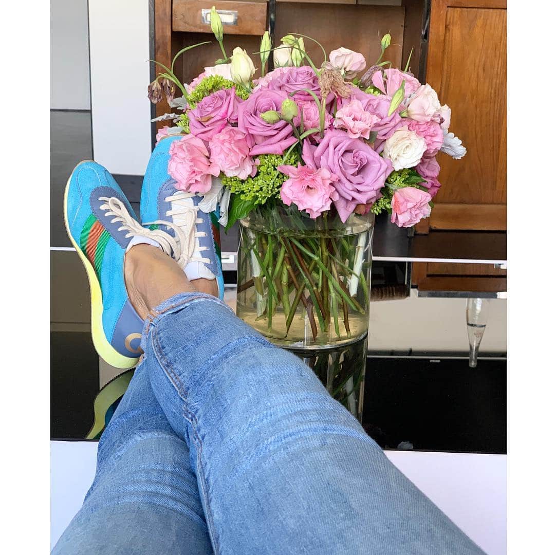 ヨランダ・ハディッドさんのインスタグラム写真 - (ヨランダ・ハディッドInstagram)「❤️I think he loves me..... #Flowers #ADutchGirlsBestFriend」4月7日 6時54分 - yolanda.hadid