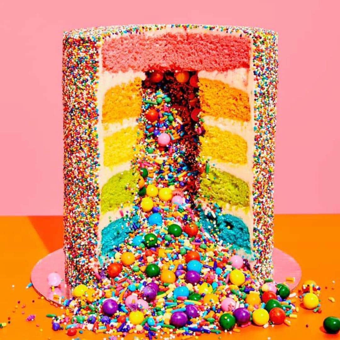 アリス+オリビアさんのインスタグラム写真 - (アリス+オリビアInstagram)「Thank you @flourshop for making scarlet an epic birthday cake! We love you! #cakes #colorinspirarion #colortherapy」4月7日 6時54分 - aliceandolivia