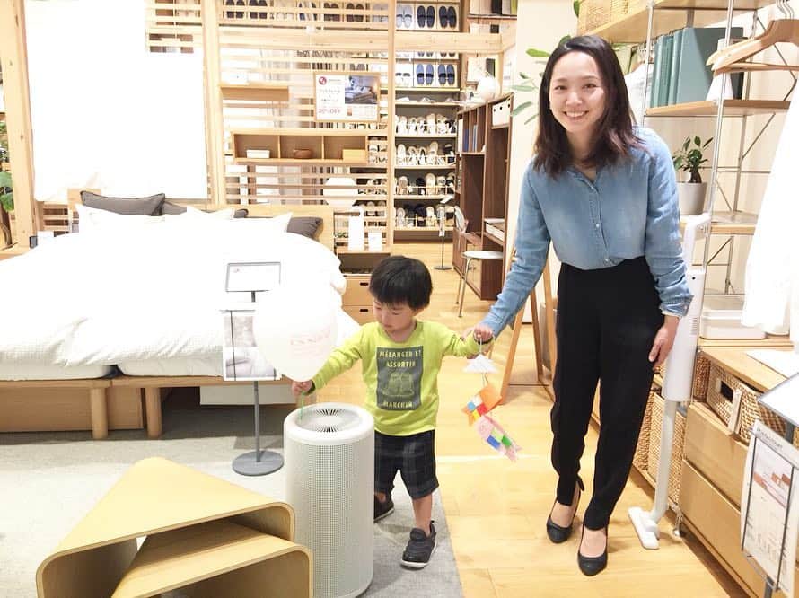 荒木麻里子さんのインスタグラム写真 - (荒木麻里子Instagram)「#入園式 のあと息子と#鯉のぼり を作る#ワークショップ へ🎏引越し後の収納も探したり、新しい事を始めるのは気持ちが良い🌸 . . . #3歳児との工作は根気がいる #手作りこいのぼり  #もうそんな季節  #3歳男の子  #無印良品  #新生活 #マイホーム  #アイスマート」4月7日 6時50分 - marilyn198612
