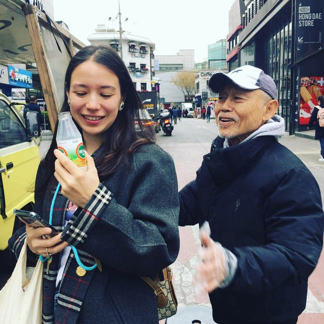 市場紗蓮さんのインスタグラム写真 - (市場紗蓮Instagram)「seoul  day 3 . . 〜おじさんと仲良くなるまで〜 . ~아저씨랑 지내 질때 까지~ . #ホンデ#ホンデ入口駅 #ホンデ朝ごはん #韓国旅行#通訳#仕事 にはできない#と思った#口内炎#朝ごはん#ベジミル#vegimil#한국여행#홍대입구역#홍대맛집 . . . この写真撮ったあと、朝シャワー浴びてからなにもしてなかったことに気づいて一生懸命眉毛だけ描きました。あとは自油で解決させるという強引な技を使ったよ🙏😭 眉毛も顔も頭もぼさぼさ笑笑」4月7日 7時02分 - sharendayo