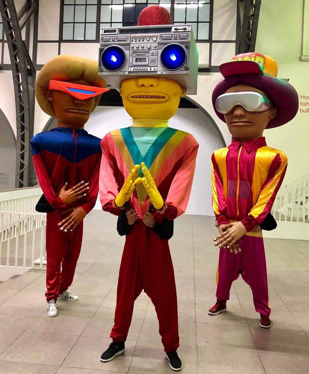 osgemeosさんのインスタグラム写真 - (osgemeosInstagram)「Ready to uprock! #berlin #hamburgerbahnhof #osgemeos #flyingsteps #flyingpictures 2019 💫 let’s go!!! #giants #bboys #bgirls photo by: @cardosobln」4月7日 7時01分 - osgemeos