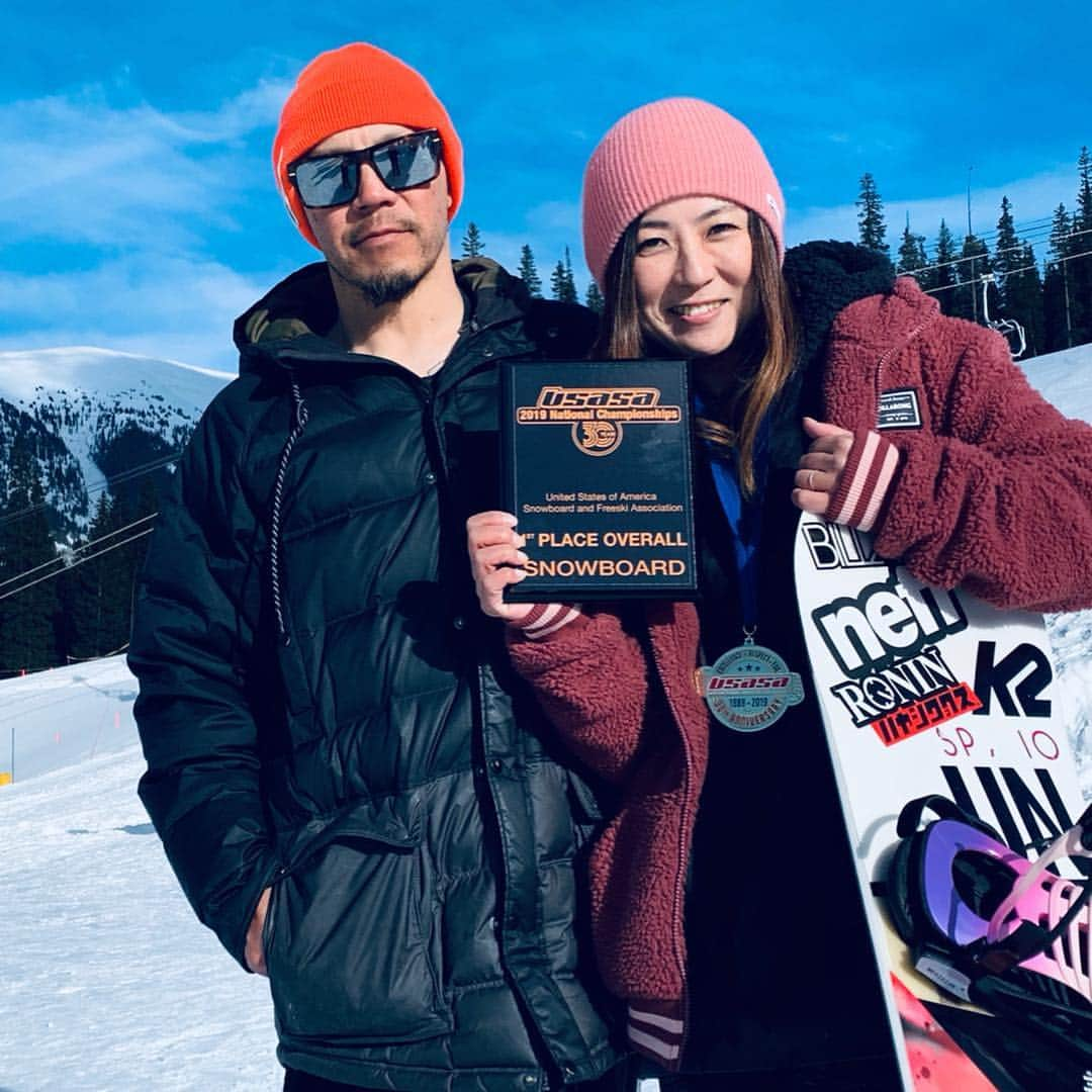 上田ユキエさんのインスタグラム写真 - (上田ユキエInstagram)「USASA national championships 🥇I got overall champion at Legend class 🏂 目標にしていたレジェンドクラスのオーバーオールチャンピオンになりました‼️15年振りに競技復帰し、やったことのない種目にも挑戦し、全部やり切ろうと突き進んできました。２５年間いろんな形でスノーボードを続けてきて、そのすべてがスノーボードだと、幾つになっても可能性はあるんだと実感しています。スポンサー、コーチ、家族、友達みんなに感謝します。そして私を一番プッシュしてくれたのは夫と息子です。ありがとう❤️🐯🦍 @k2snow @k2snow_jpn @billabongwomensjp @billabong_snowboarding @neffheadwear @unfudge_official @ronineyewear @hayashiwax @hayashiwaxusa @spazio_morispo @mammothsnowboardteam」4月7日 7時05分 - yukie_ueda