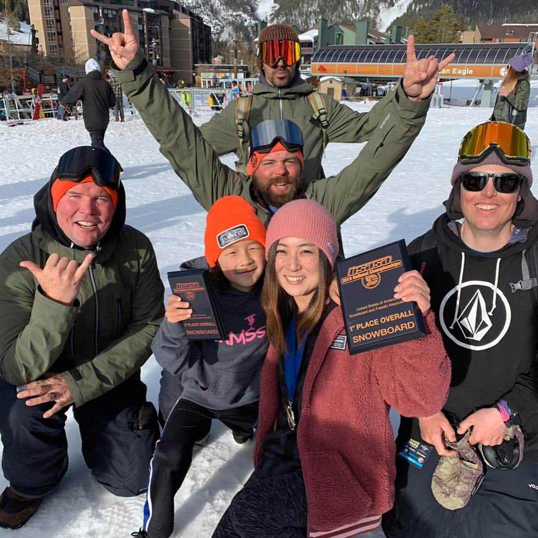 上田ユキエさんのインスタグラム写真 - (上田ユキエInstagram)「USASA national championships 🥇I got overall champion at Legend class 🏂 目標にしていたレジェンドクラスのオーバーオールチャンピオンになりました‼️15年振りに競技復帰し、やったことのない種目にも挑戦し、全部やり切ろうと突き進んできました。２５年間いろんな形でスノーボードを続けてきて、そのすべてがスノーボードだと、幾つになっても可能性はあるんだと実感しています。スポンサー、コーチ、家族、友達みんなに感謝します。そして私を一番プッシュしてくれたのは夫と息子です。ありがとう❤️🐯🦍 @k2snow @k2snow_jpn @billabongwomensjp @billabong_snowboarding @neffheadwear @unfudge_official @ronineyewear @hayashiwax @hayashiwaxusa @spazio_morispo @mammothsnowboardteam」4月7日 7時05分 - yukie_ueda