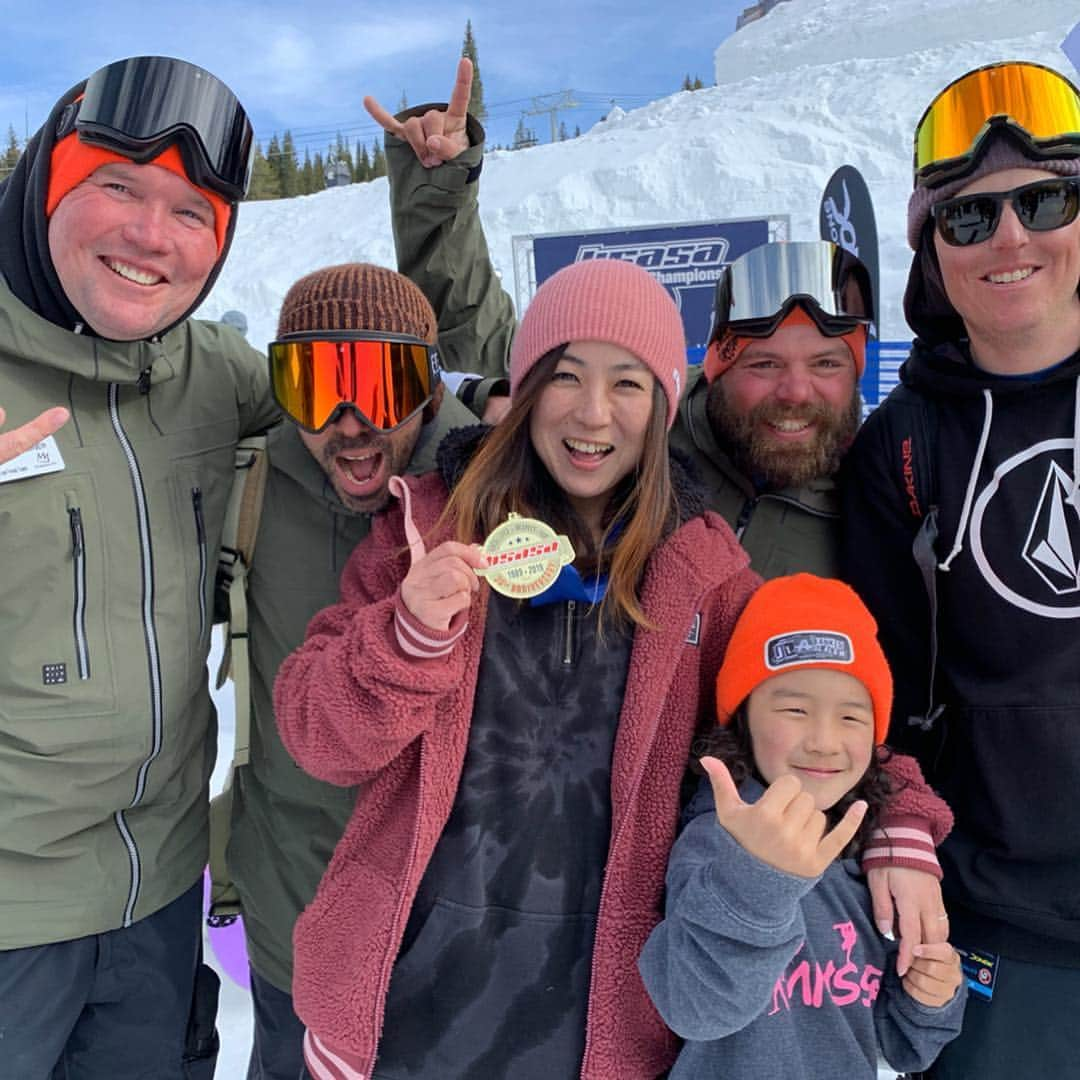 上田ユキエさんのインスタグラム写真 - (上田ユキエInstagram)「USASA national championships 🥇I got overall champion at Legend class 🏂 目標にしていたレジェンドクラスのオーバーオールチャンピオンになりました‼️15年振りに競技復帰し、やったことのない種目にも挑戦し、全部やり切ろうと突き進んできました。２５年間いろんな形でスノーボードを続けてきて、そのすべてがスノーボードだと、幾つになっても可能性はあるんだと実感しています。スポンサー、コーチ、家族、友達みんなに感謝します。そして私を一番プッシュしてくれたのは夫と息子です。ありがとう❤️🐯🦍 @k2snow @k2snow_jpn @billabongwomensjp @billabong_snowboarding @neffheadwear @unfudge_official @ronineyewear @hayashiwax @hayashiwaxusa @spazio_morispo @mammothsnowboardteam」4月7日 7時05分 - yukie_ueda