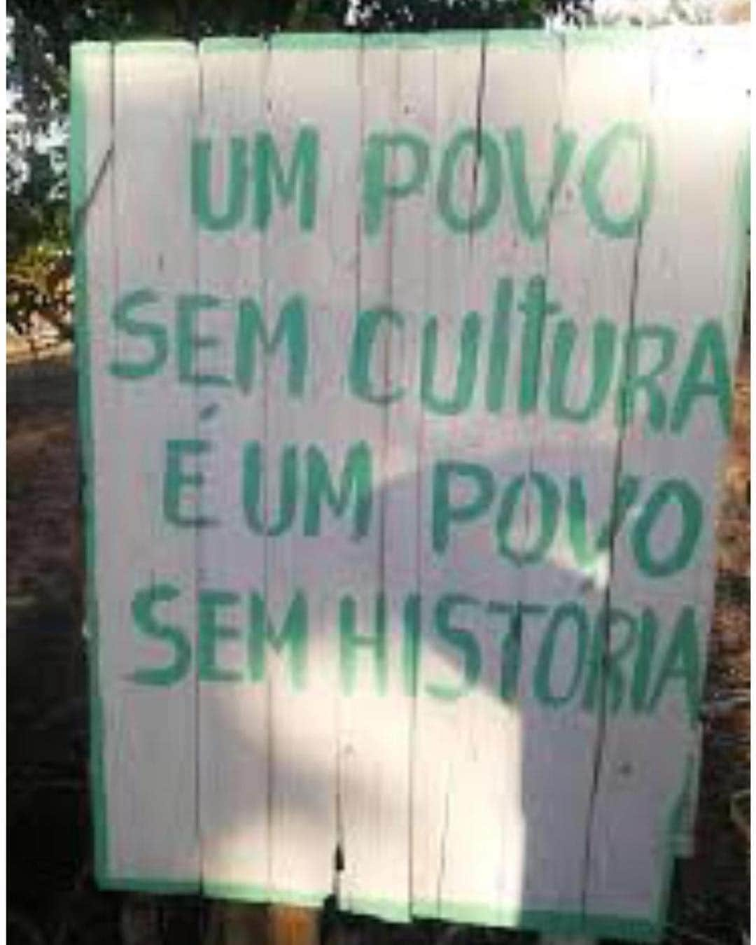 カエターノ・ヴェローゾさんのインスタグラム写真 - (カエターノ・ヴェローゾInstagram)「#repost @342artes: O governo de São Paulo anunciou o corte de 22,95% do orçamento da secretaria de Cultura, o que afetará o funcionamento das instituições culturais do estado. O Museu Afro Brasil, um marco da memória da arte afro-brasileira, está ameaçado com a redução de suas atividades ou mesmo o fechamento. O Museu Afro Brasil recebe anualmente 180 mil visitantes, dentre eles 40 mil estudantes. Já sofreu outros cortes orçamentários nos últimos anos e agora corre o risco de fechar. Seus funcionários estão mobilizados para evitar mais uma redução das verbas. A tragédia do Museu Nacional, que funcionava com verbas insuficientes, ainda está na memória de todos.  Vamos nos mobilizar! ✊🏾 . #342artes #museuafrobrasil #saopaulo」4月7日 7時15分 - caetanoveloso