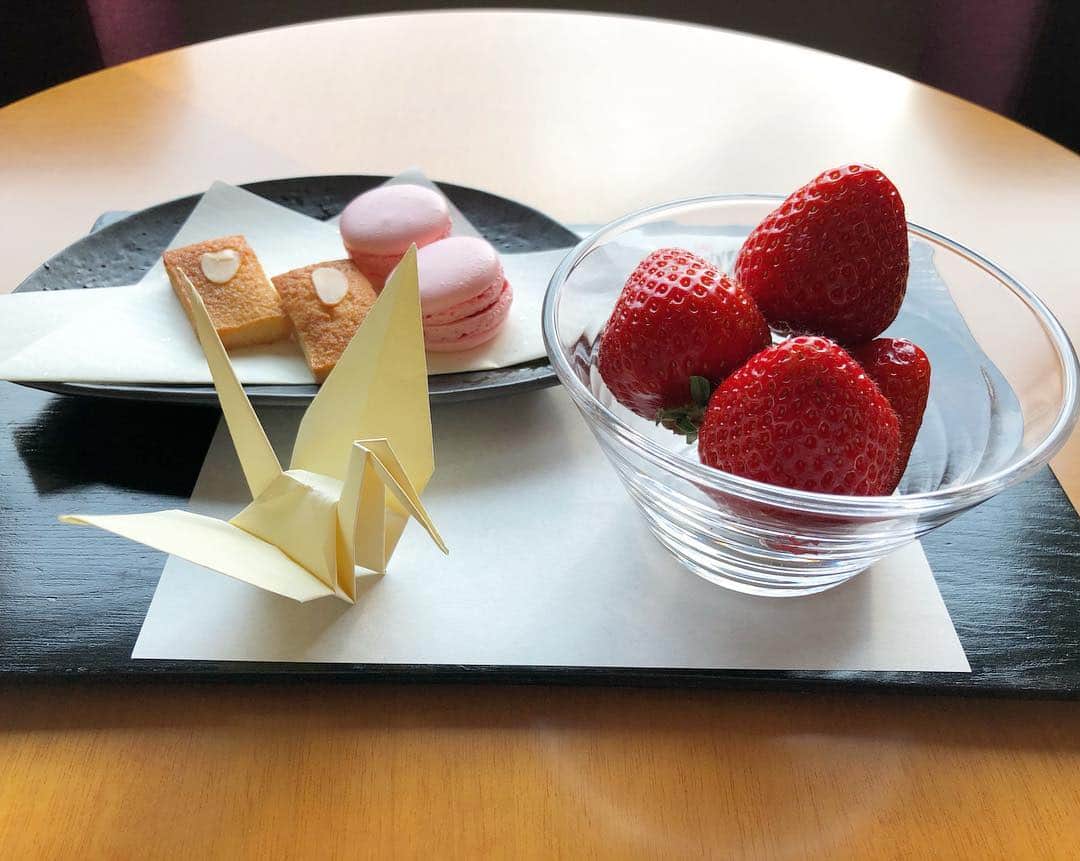 のインスタグラム：「Good morning from Tokyo!! ホテルのお部屋でイチゴとピンクのマカロンと折り鶴が待っていてくれました。粋なおもてなしが嬉しいっ。😊今まさにピンクの季節！可愛い季節。 花粉症はさておき来て良かった！ 今日もお互い春を感じながらハッピーな1日を過ごそうね！😊 #春のおすそ分け🌸 #一番好きな季節 #日本人で良かった🇯🇵」
