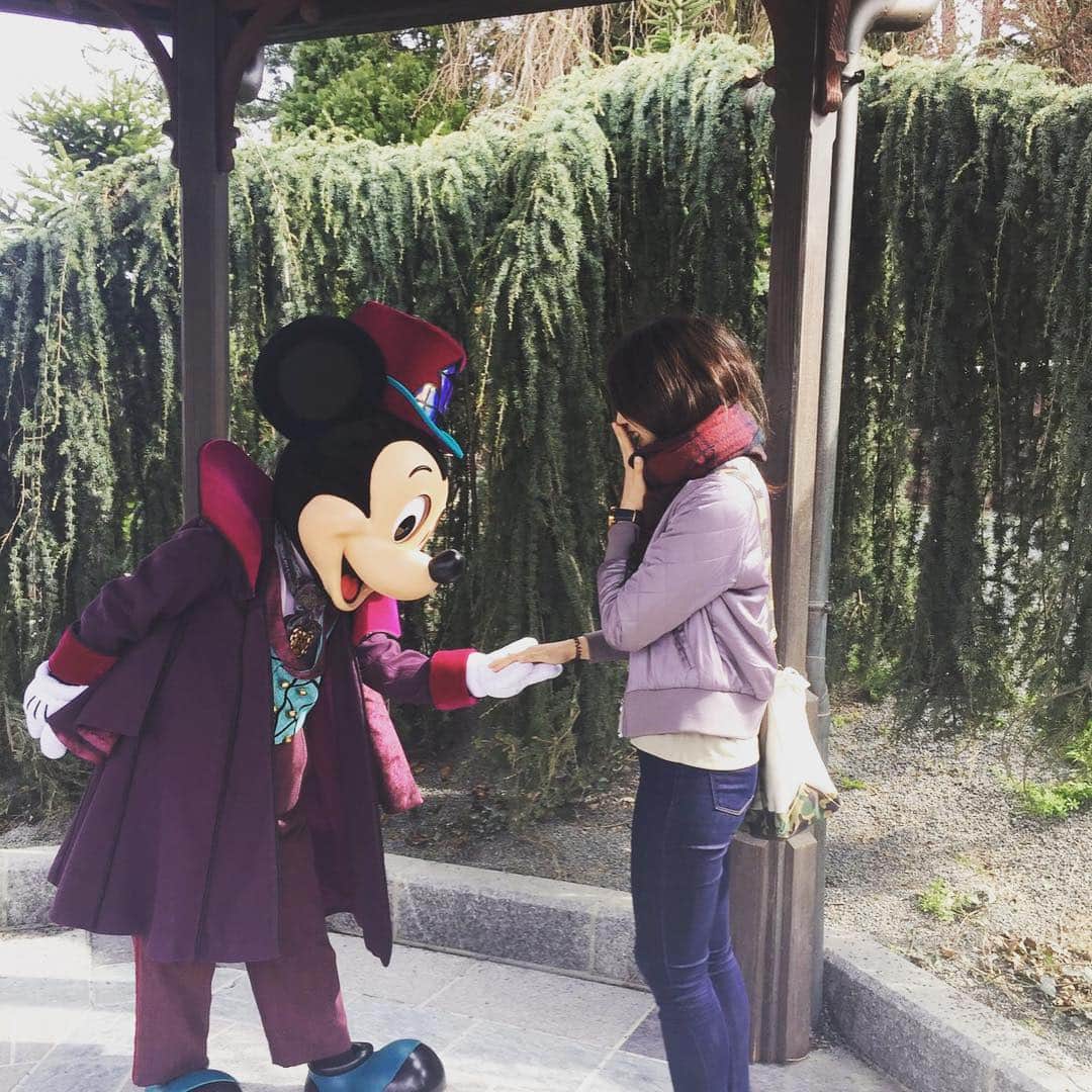 飛河蘭さんのインスタグラム写真 - (飛河蘭Instagram)「パリにあるディズニーランドに行ってきました😍😍 シンデレラ城ではなく眠りの森の美女のお城！！ ひぇぇぇ〜さすがのパリ🌹 おしゃれで女子力高いわ！！笑  土曜日で割と混んでたけど、東京に比べりゃなんのその！！ 最大でも45分くらいしか待ち時間もなくアトラクションスイスイでした👍🏻 紳士なミッキーにメロメロな30歳🙄 それにしても、ヨーロッパに唯一あるディズニーランドがこのパリ🇫🇷なのでヨーロッパに住む人たちはみんな国を超えてわざわざディズニーに来るのかと思うと、東京に2つもある日本は本当に恵まれてるんだなと実感。 ありがとう。オリエンタルランドさん！！笑  やっぱり夢の国は万国共通。 みんなが幸せな気持ちになるこの場所は本当に素晴らしいね。  #disneylandparis #ディズニーランドパリ  #ハイパースペースマウンテンがすごい #夢の国 #日本に比べると耳付けてる人があんまりいない #限定グッズも沢山 #オープンから行くという若さあふれる行動 #パレードはプリンセスがまさかの乗り物のらずに踊るタイプ #B級プリンセスの扱いの良さが神 #子供はほぼ全員がプリンセスの服着てた #スターツアーズで乗り物酔い #はじめてだから写真撮られるタイミング分からず」4月7日 7時29分 - chihiro94ran