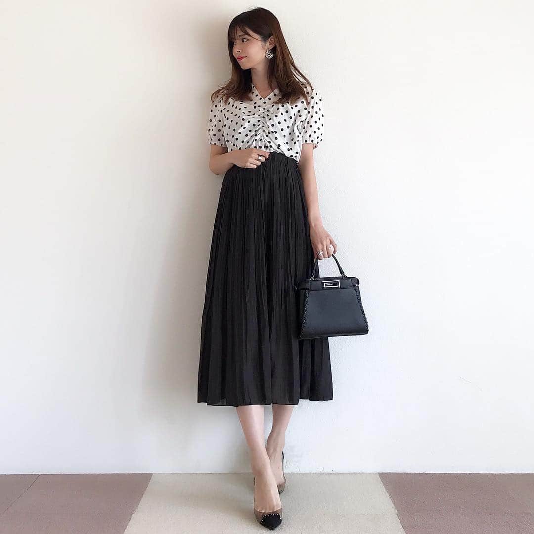 haruru0724さんのインスタグラム写真 - (haruru0724Instagram)「#code . . 上下 @zemma_jp ❤︎ トップスは、大好きなドット💕 フロント部分のギャザーが可愛い😍 スカートは、以前も載せたプリーツ♡ シルエット綺麗です✨ . . . トップス、ボトムス…#zemmaworld バッグ… @narusya_tokyo シューズ…#randa . . . #ママコーデ #ママファッション #シンプルコーデ #プチプラコーデ #きれいめコーデ #大人可愛い #大人カジュアル #今日のコーデ #着回しコーデ #アラサーコーデ #トレンドコーデ #大人女子コーデ #30代コーデ #きれいめカジュアル #mamagirl #locari #ponte_fashion #mineby3mootd #partegram #お洒落さんと繋がりたい #韓国ファッション #モノトーンコーデ #プリーツスカート」4月7日 7時24分 - haruru0724