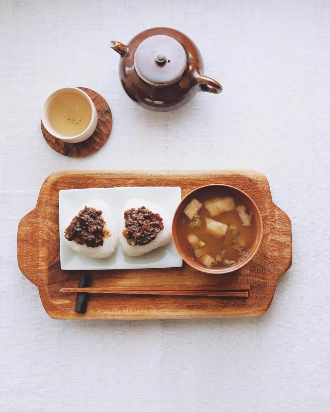 樋口正樹さんのインスタグラム写真 - (樋口正樹Instagram)「Onigiri & Miso Soup . 日曜日の朝ごはんに、 フキ味噌おにぎりと フキノトウの味噌汁。 春はほろ苦味がいい。 . . #フキノトウ #ふきのとう #蕗の薹 #ふき味噌 #味噌汁 #信州味噌 #おにぎり #おむすび #朝ごはん #onigiri #misosoup #butterburscape #washoku」4月7日 7時34分 - higuccini