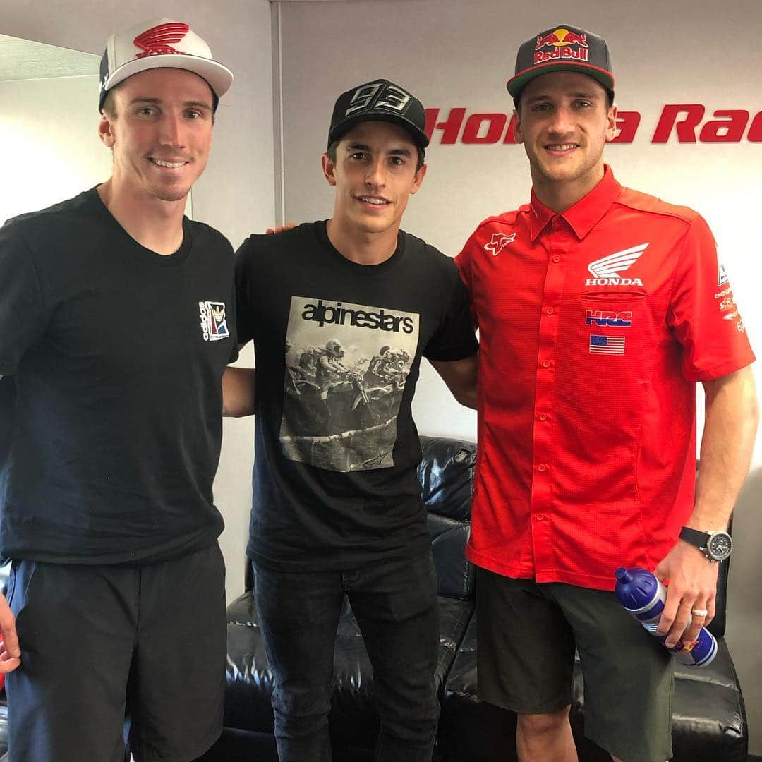 Honda Powersports USさんのインスタグラム写真 - (Honda Powersports USInstagram)「With @cota_official @motogp next weekend, @hrc_motogp rider @marcmarquez93 is here in Nashville for today’s race. He’s a huge @supercrosslive fan and stopped by our pits to talk racing with @kenroczen94 and @coleseely!  #RideRed #Honda #DropTheGate #SupercrossLIVE」4月7日 7時35分 - honda_powersports_us