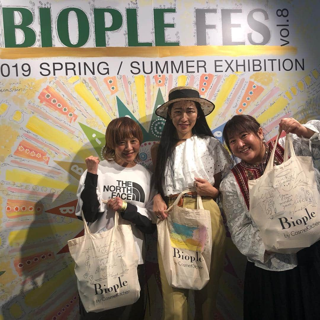 YUKI TAKESHIMAさんのインスタグラム写真 - (YUKI TAKESHIMAInstagram)「ルルドちゃんとBIOPLE FES 新作の発表会に参加して参りました🤗 今回のイラストは、hana4ちゃん❤️無理矢理お願いしてECO BAGに描いて貰ったイラスト✨🥰 出品者の方々のお話を聞いてたら アッと言う間の3時間❣️🤩 @biople  #bioplefes @evelourdes_haruka  @hana4 2ページ目 本島彩帆里ちゃんプロデュースの光電子繊維の効果により遠赤外線作用で温かいめぐりソックスからヘアバンド✨ @saoooori89 @eume.official  #めぐりソックス  3ページ目 最近気になるCBDオイル。ヘンプは、現代病で悩むストレスや神経保護に役立つとされていて私も毎朝elixinolのシナミントドロップス300を摂取中。更に持ち運び便利なカプセルタイプが発売される！ @elixinoljapan @elixinol  #飲むマインドフルネス  4ページ目 greenから子供用ネイルが発売される💅 お水やお湯で簡単に洗い流せるなんてママは、安心❣️ 私もネイルチェンジがある撮影にはモデルに気兼ねなく塗り直しが出来るから助かるw @manucurist.japan  #子供用ネイル  #水で落ちるマニキュア  5ページ目 奈良の漢方って聞いて親近感を感じたTHERA 匂いからスーパーフード、スキンケア商品は、使ってみたい。 #thera  6ページ目 植物由来の虫除けパラキートモイスチャーオイルスプレーはココナッツオイルやホホバオイルなど配合しているのでスキンケアまで出来る‼️更に持続時間がなんと6h❣️アルコール、界面活性剤、ディートは使用してないので、子供やペットまで蚊🦟や虫から守ってくれるから心強い⚡️夏のリゾートの必需品になるな〜 @parakito_jp  @parakitofrance  #パラキート虫よけ  #虫除けグッズ  7ページ目 ニュージーランド発のお馴染みECOSTORE 蝶の🦋マークは、ブルーバタフライと言うセンシティブシリーズ、無香料で安全保障付き。因みにウチは、ランドリーリキッドはユーカリ、ファブリックソフナーは、シトラス愛用者です💕 @ecostore.jp 8ページ目 BLUMEedenaは、ワンランク上のエイジングケアのナチュラルコスメ。カラフルな色が大好きな私は毎日が楽しくなりそうなラインナップ✨特にこれから日焼けや紫外線が気になる季節だからオレンジボトルが可愛い凝縮美容液やピンクのスクラブパックの出番が多くなりそうですね⚡️ @blume_cosmetics  9ページ目 インド発🇮🇳auromereのハーバルソープ3種類の香りがどれも期待を裏切らない匂いで私好みだった💕体質、肌質によって選ぶそうです。ハーブ🌿とスパイス18種をブレンドされてるだけありました❣️ #オーロメア  @bxe_natural  10ページ目 飲むハーブ🌿ジェモエッセンスは、新芽に含まれる食物幹細胞から抽出したエッセンスだそうです✨全6種の中から私がチョイスしたのは、内面から美しくしてくれるローズマリーやジュニパーのデプラリス #ジェモンヌ @gemmotherapy_store」4月7日 7時46分 - yukimake