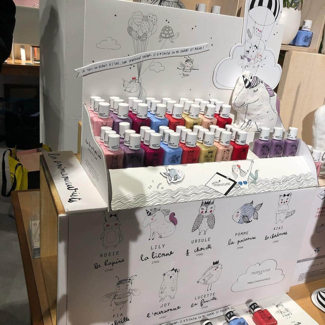 YUKI TAKESHIMAさんのインスタグラム写真 - (YUKI TAKESHIMAInstagram)「ルルドちゃんとBIOPLE FES 新作の発表会に参加して参りました🤗 今回のイラストは、hana4ちゃん❤️無理矢理お願いしてECO BAGに描いて貰ったイラスト✨🥰 出品者の方々のお話を聞いてたら アッと言う間の3時間❣️🤩 @biople  #bioplefes @evelourdes_haruka  @hana4 2ページ目 本島彩帆里ちゃんプロデュースの光電子繊維の効果により遠赤外線作用で温かいめぐりソックスからヘアバンド✨ @saoooori89 @eume.official  #めぐりソックス  3ページ目 最近気になるCBDオイル。ヘンプは、現代病で悩むストレスや神経保護に役立つとされていて私も毎朝elixinolのシナミントドロップス300を摂取中。更に持ち運び便利なカプセルタイプが発売される！ @elixinoljapan @elixinol  #飲むマインドフルネス  4ページ目 greenから子供用ネイルが発売される💅 お水やお湯で簡単に洗い流せるなんてママは、安心❣️ 私もネイルチェンジがある撮影にはモデルに気兼ねなく塗り直しが出来るから助かるw @manucurist.japan  #子供用ネイル  #水で落ちるマニキュア  5ページ目 奈良の漢方って聞いて親近感を感じたTHERA 匂いからスーパーフード、スキンケア商品は、使ってみたい。 #thera  6ページ目 植物由来の虫除けパラキートモイスチャーオイルスプレーはココナッツオイルやホホバオイルなど配合しているのでスキンケアまで出来る‼️更に持続時間がなんと6h❣️アルコール、界面活性剤、ディートは使用してないので、子供やペットまで蚊🦟や虫から守ってくれるから心強い⚡️夏のリゾートの必需品になるな〜 @parakito_jp  @parakitofrance  #パラキート虫よけ  #虫除けグッズ  7ページ目 ニュージーランド発のお馴染みECOSTORE 蝶の🦋マークは、ブルーバタフライと言うセンシティブシリーズ、無香料で安全保障付き。因みにウチは、ランドリーリキッドはユーカリ、ファブリックソフナーは、シトラス愛用者です💕 @ecostore.jp 8ページ目 BLUMEedenaは、ワンランク上のエイジングケアのナチュラルコスメ。カラフルな色が大好きな私は毎日が楽しくなりそうなラインナップ✨特にこれから日焼けや紫外線が気になる季節だからオレンジボトルが可愛い凝縮美容液やピンクのスクラブパックの出番が多くなりそうですね⚡️ @blume_cosmetics  9ページ目 インド発🇮🇳auromereのハーバルソープ3種類の香りがどれも期待を裏切らない匂いで私好みだった💕体質、肌質によって選ぶそうです。ハーブ🌿とスパイス18種をブレンドされてるだけありました❣️ #オーロメア  @bxe_natural  10ページ目 飲むハーブ🌿ジェモエッセンスは、新芽に含まれる食物幹細胞から抽出したエッセンスだそうです✨全6種の中から私がチョイスしたのは、内面から美しくしてくれるローズマリーやジュニパーのデプラリス #ジェモンヌ @gemmotherapy_store」4月7日 7時46分 - yukimake