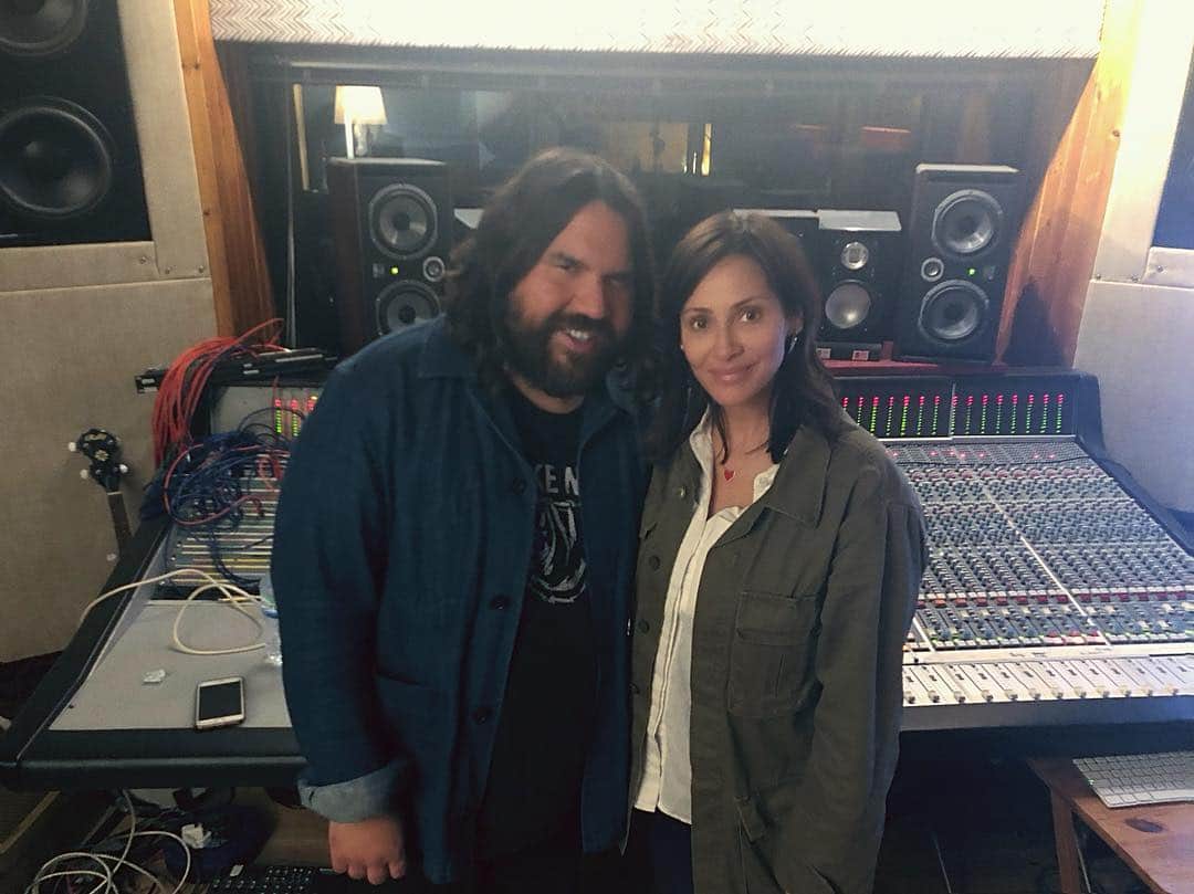 ナタリー・インブルーリアさんのインスタグラム写真 - (ナタリー・インブルーリアInstagram)「I had the best time at @echozoostudios with Romeo Michele, CJ and Dave I’m so into these songs @themagicnumbers and thanks for sprinkling your magic on them Ro. I can’t wait for everyone to hear them. #newmusic #mrsunshine 😜」4月7日 7時46分 - natalie_imbruglia