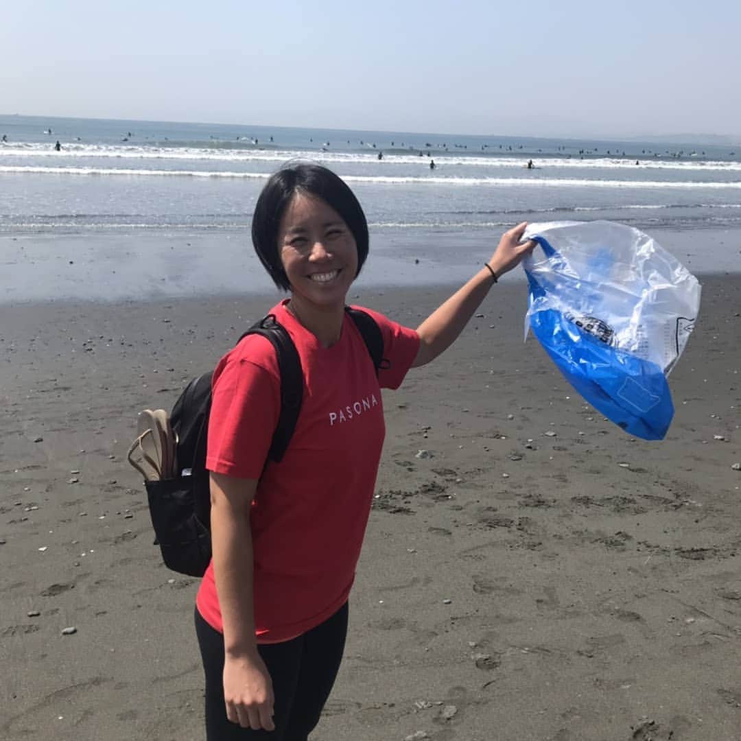 草野歩さんのインスタグラム写真 - (草野歩Instagram)「鵠沼海岸でビーチクリーン！ やっぱりプラスチックのゴミが多いなーと、感じました🚯そして実際は海で出るゴミより、家庭など街から出るゴミがほとんどのようです。。 日々の生活で気を付けることが、海を助ける一歩になるので、私もゴミを減らす生活を心がけたいです。  ビーチクリーンの後は、プチビーチバレーボール講座🎵社員の方にビーチバレーボールを知ってもらえる機会を作って頂き感謝です✨  #pasona #パソナ #ダブルキャリア #デュアルキャリア #パラレルキャリア #働く女性 #キャリアウーマン #女性サポート #人材派遣 #クラシニティ #家事代行 #東京2020 #Tokyo2020# #ボランティア」4月7日 7時39分 - kusano_ayumi