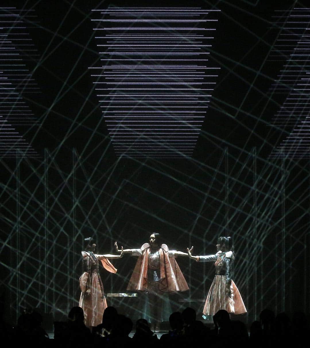 Perfumeさんのインスタグラム写真 - (PerfumeInstagram)「Chicago was magical last night. ✨ Getting ready for the Dallas show tomorrow! More tour info ↳  link in bio. #prfm #FuturePopTour 📸 Andy Argyrakis」4月7日 7時43分 - prfm_official