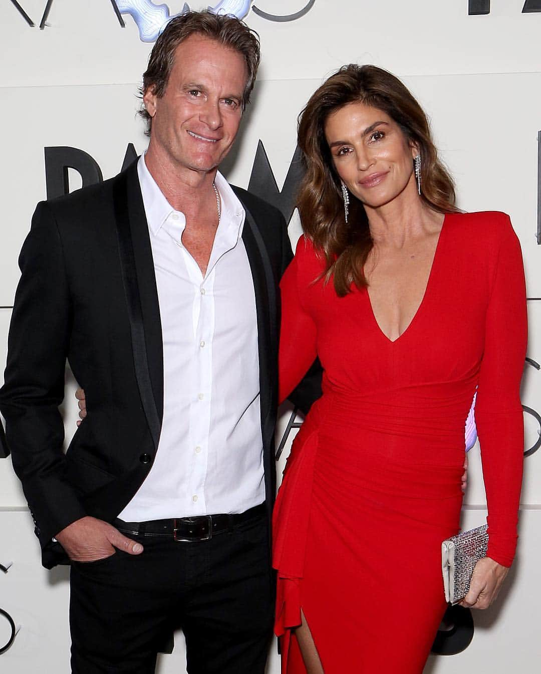 Just Jaredさんのインスタグラム写真 - (Just JaredInstagram)「@randegerber & @cindycrawford couple up for the grand opening of KAOS nightclub! #RandeGerber #CindyCrawford Photos: Getty」4月7日 7時48分 - justjared