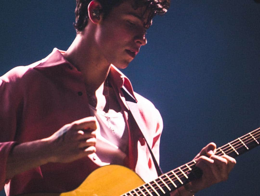 ショーン・メンデスさんのインスタグラム写真 - (ショーン・メンデスInstagram)「Glasgow you always show so much love. Thank you 💙🌸」4月7日 7時52分 - shawnmendes