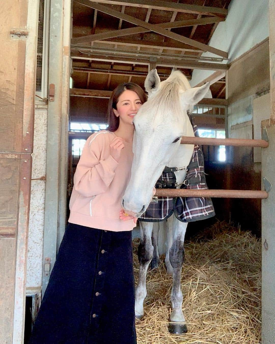 吉村優さんのインスタグラム写真 - (吉村優Instagram)「おはようございます🌸 * いよいよクラシック第１弾🙋‍♀️✨ * 先週は🏇二場開催で パドックチャンネルがお休みだったので 久しぶりに、競馬開催日に 中山競馬場に行きました♡ 春の競馬場好き〜😘 今日の桜花賞も楽しみですねぇ😋 * ２枚目は クロフネ産駒の芦毛ちゃん♡ 今日のダートレースも クロフネ産駒が強いかしら🤔 * ３枚目は 桜花賞にピッタリなお酒 見つけてしまったので 思わずっ🤣！！ * #競馬 #桜花賞 #馬 #horse #クロフネ #sake #日本酒 #桜花 #出羽桜 #中山競馬場 #パドック」4月7日 7時53分 - yuyoshimura87