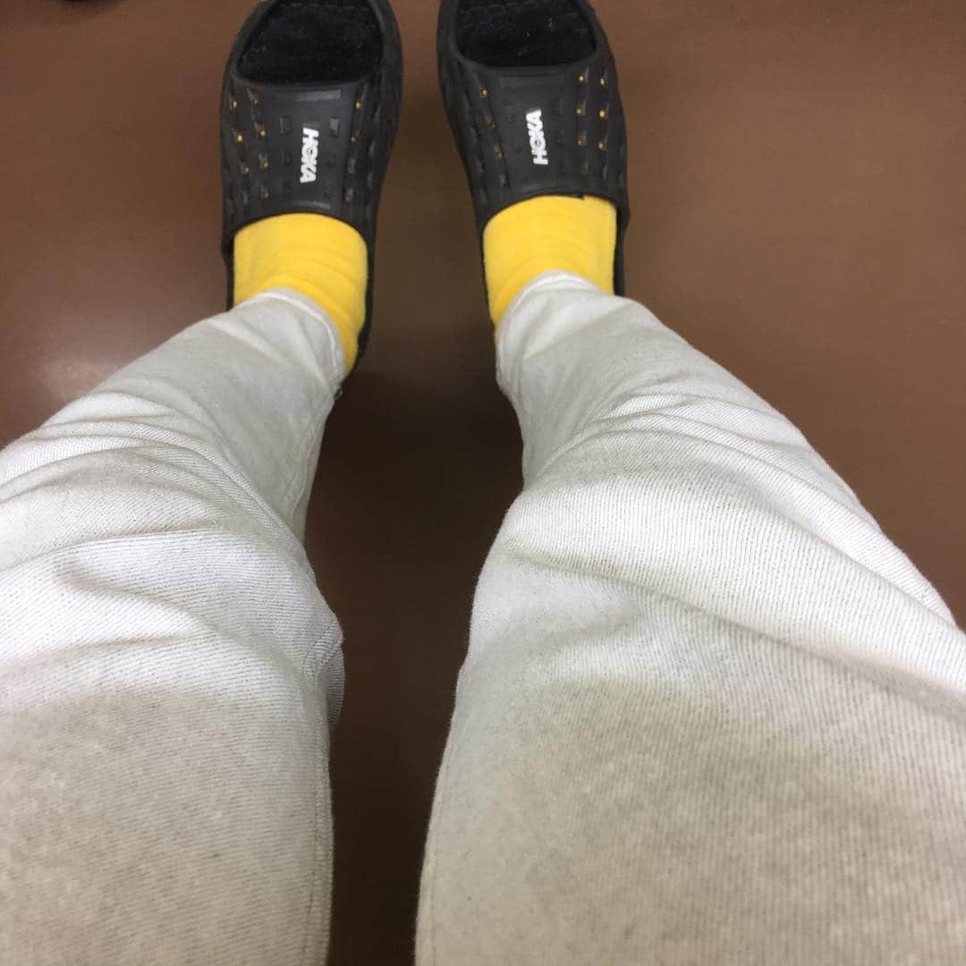 春日潤也さんのインスタグラム写真 - (春日潤也Instagram)「サンダル始めました🍌🍌🍌 @hokaoneone のサンダル @bskk.jp のソックス(このカラーは完売) @nataldesign1999 のS600のパンツ  そんな組み合わせで急いで撮影へ向かってます💨💨💨 小走り出来るサンダルにストレッチが効いたパンツの組み合わせでストレス無し🤓」4月7日 7時58分 - junya_kasuga